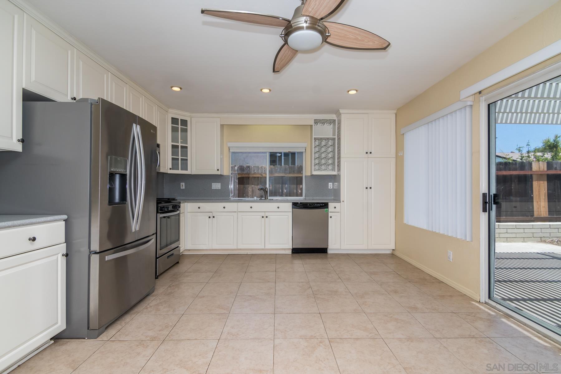 Detail Gallery Image 10 of 26 For 10939  Avenida Del Gato, San Diego,  CA 92126 - 3 Beds | 2 Baths