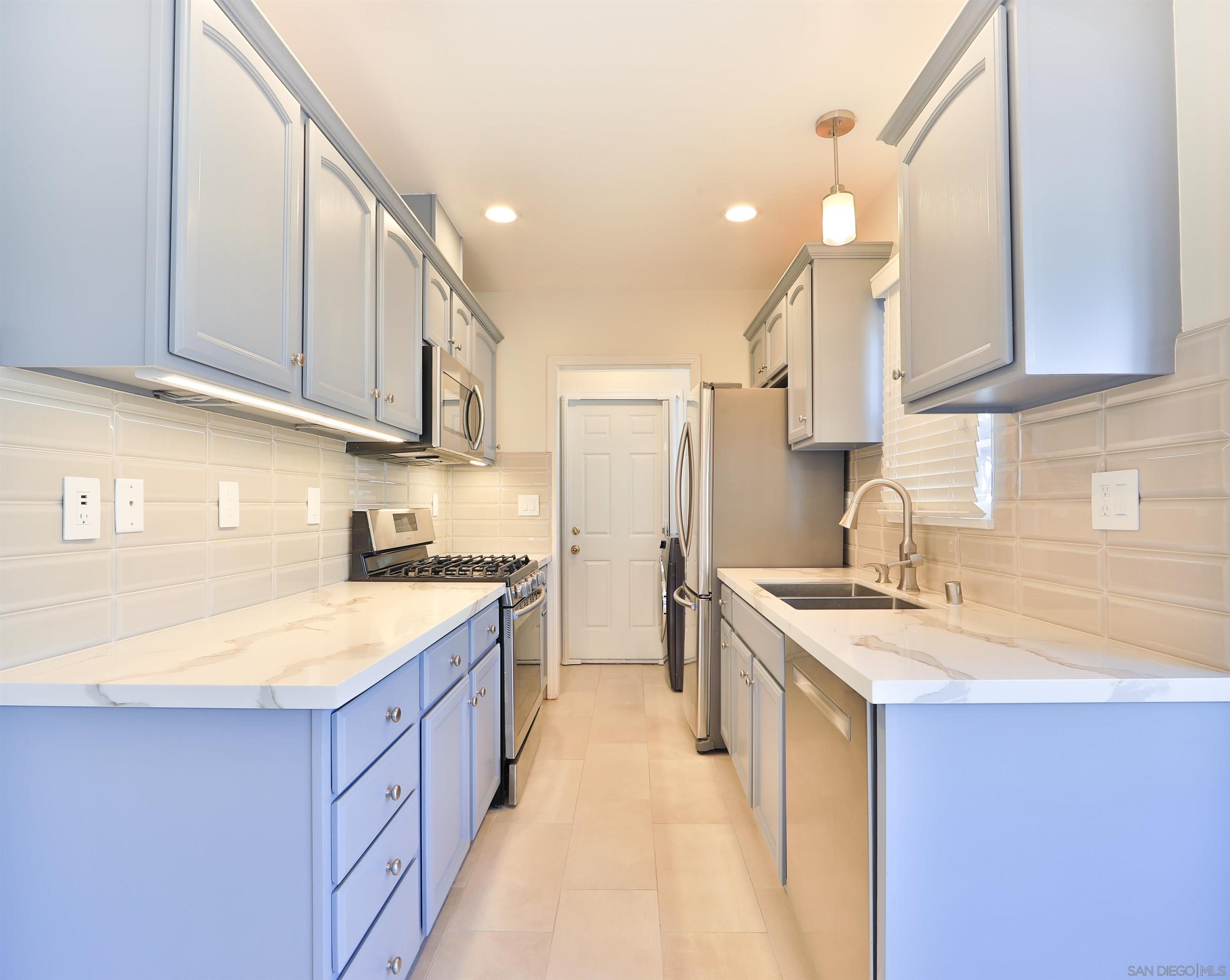 Detail Gallery Image 6 of 17 For 2005  J St., San Diego,  CA 92102 - 2 Beds | 1 Baths