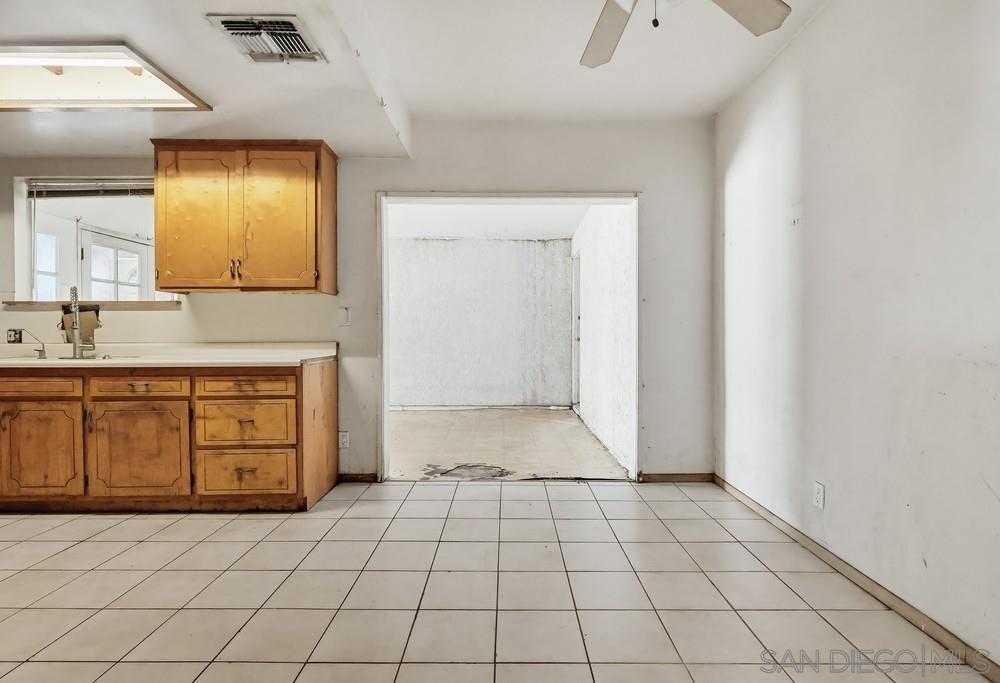 Detail Gallery Image 15 of 73 For 10036  Arleta Ave, Pacoima,  CA 91331 - 5 Beds | 3 Baths