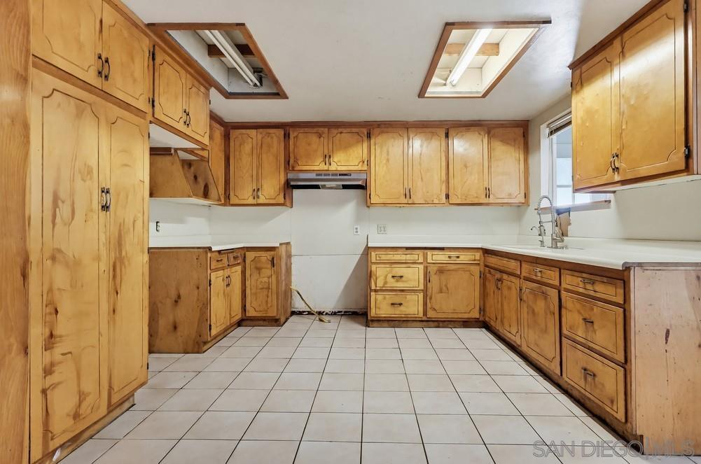 Detail Gallery Image 17 of 73 For 10036  Arleta Ave, Pacoima,  CA 91331 - 5 Beds | 3 Baths