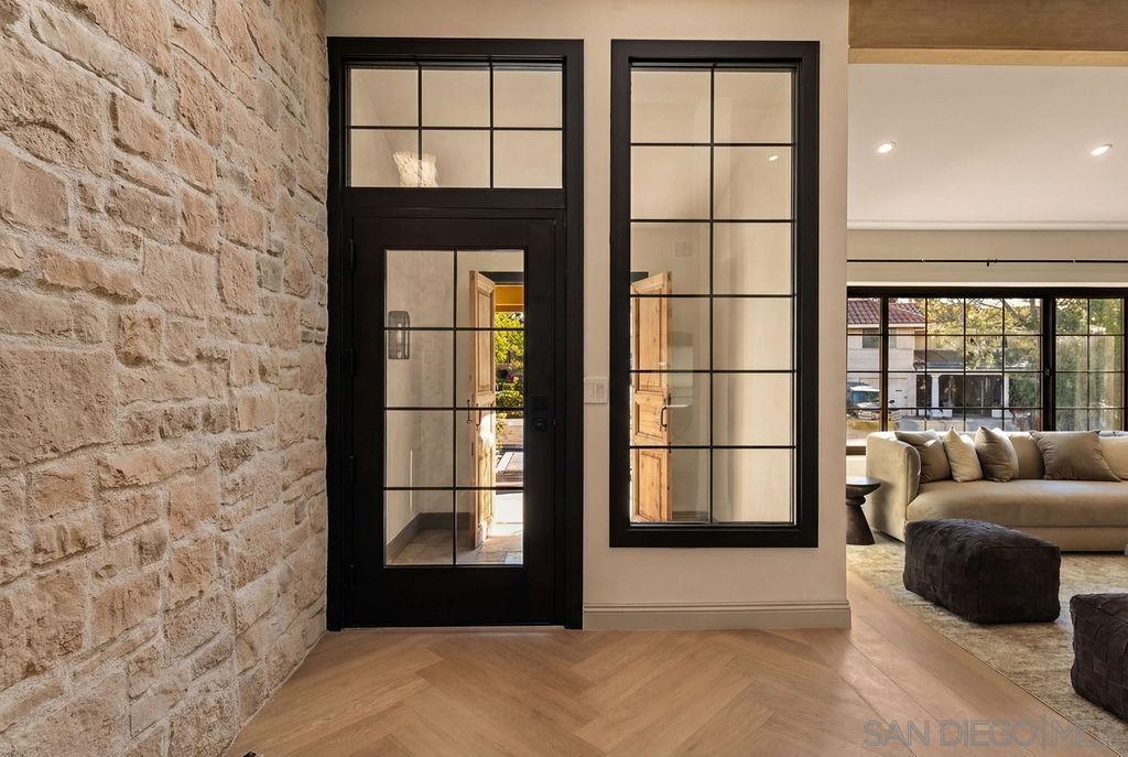 Detail Gallery Image 7 of 63 For 8390  Cliffridge Ln, La Jolla,  CA 92037 - 4 Beds | 2/1 Baths