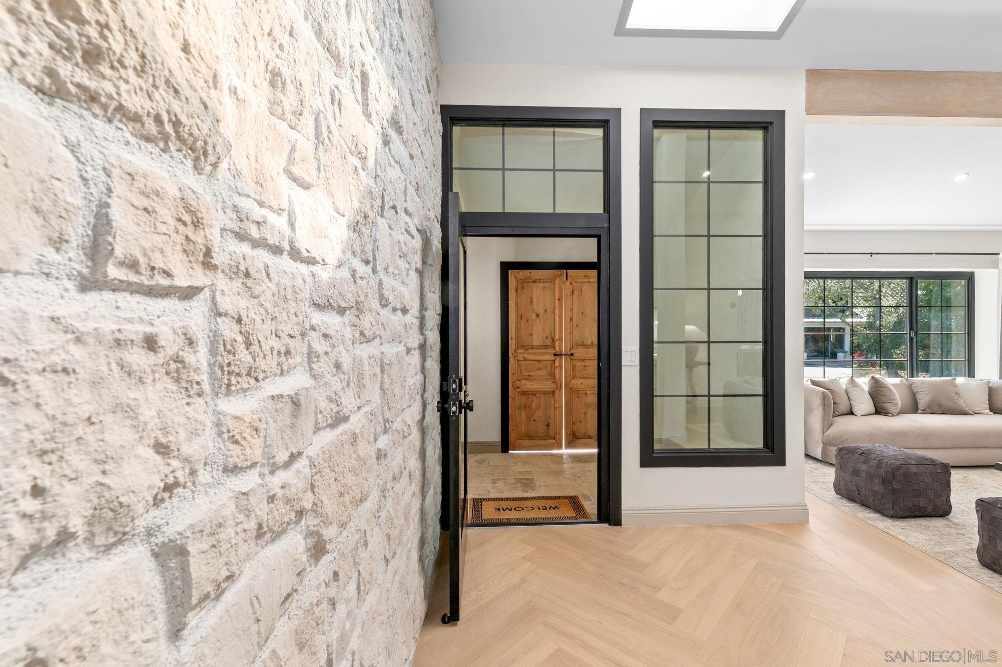 Detail Gallery Image 8 of 63 For 8390  Cliffridge Ln, La Jolla,  CA 92037 - 4 Beds | 2/1 Baths