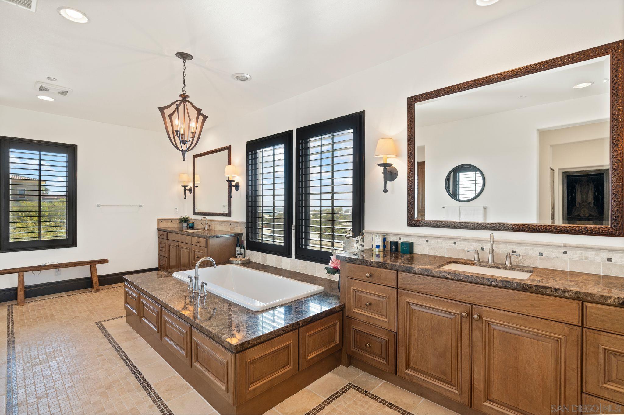 Detail Gallery Image 19 of 38 For 18264  Avenida Manantial, Rancho Santa Fe,  CA 92067 - 5 Beds | 5/2 Baths