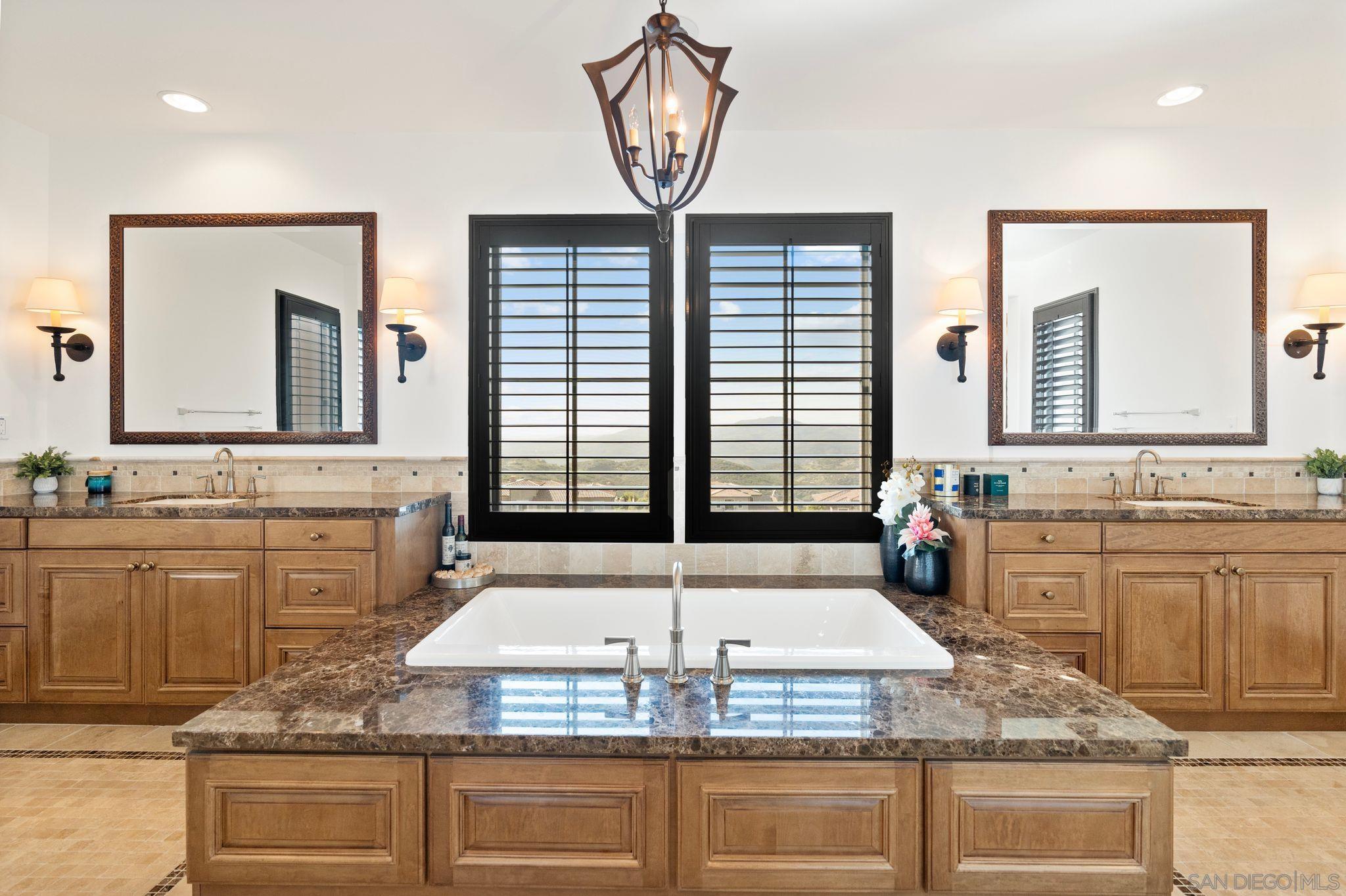 Detail Gallery Image 20 of 38 For 18264  Avenida Manantial, Rancho Santa Fe,  CA 92067 - 5 Beds | 5/2 Baths