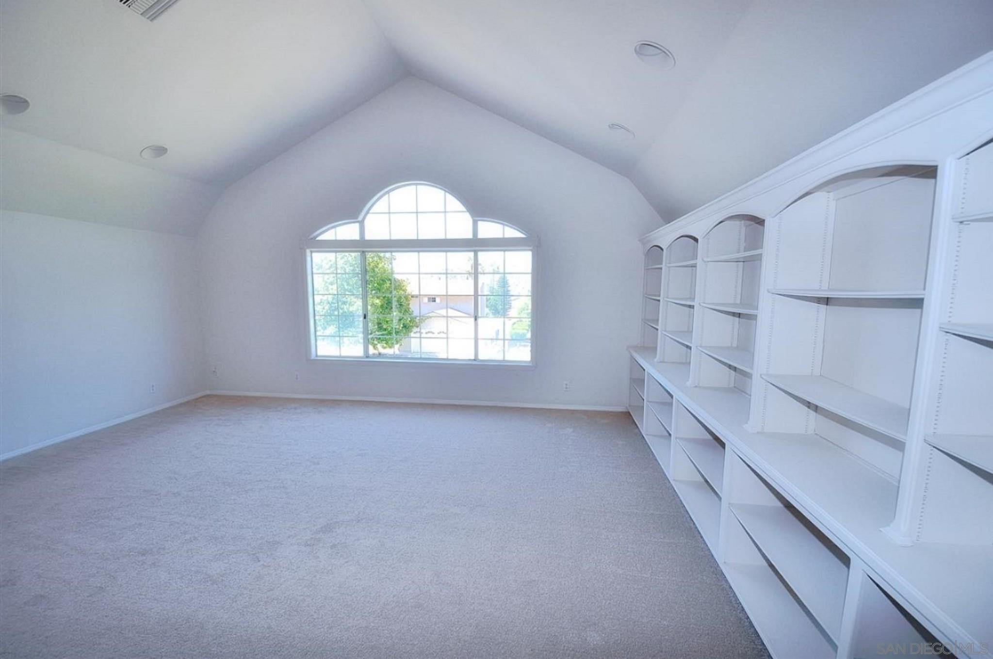 Detail Gallery Image 11 of 28 For 10011  View Crest Ct, Spring Valley,  CA 91977 - 6 Beds | 4 Baths