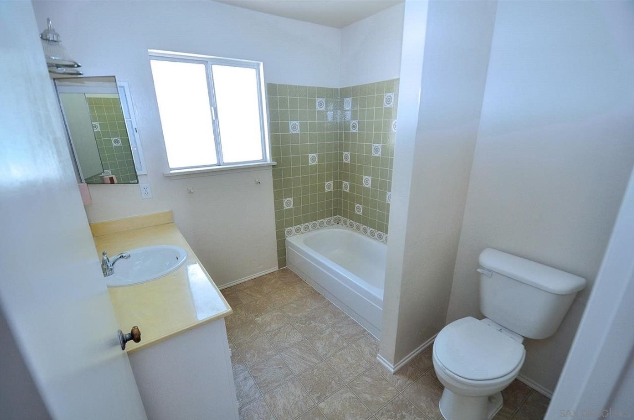 Detail Gallery Image 15 of 28 For 10011  View Crest Ct, Spring Valley,  CA 91977 - 6 Beds | 4 Baths