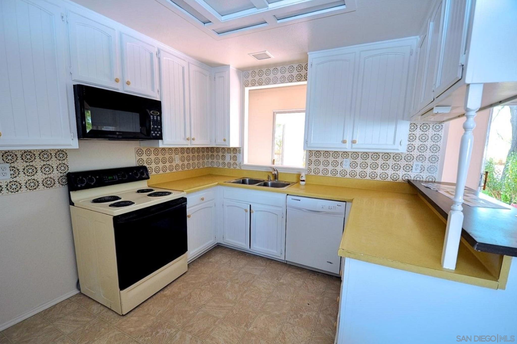 Detail Gallery Image 8 of 28 For 10011  View Crest Ct, Spring Valley,  CA 91977 - 6 Beds | 4 Baths