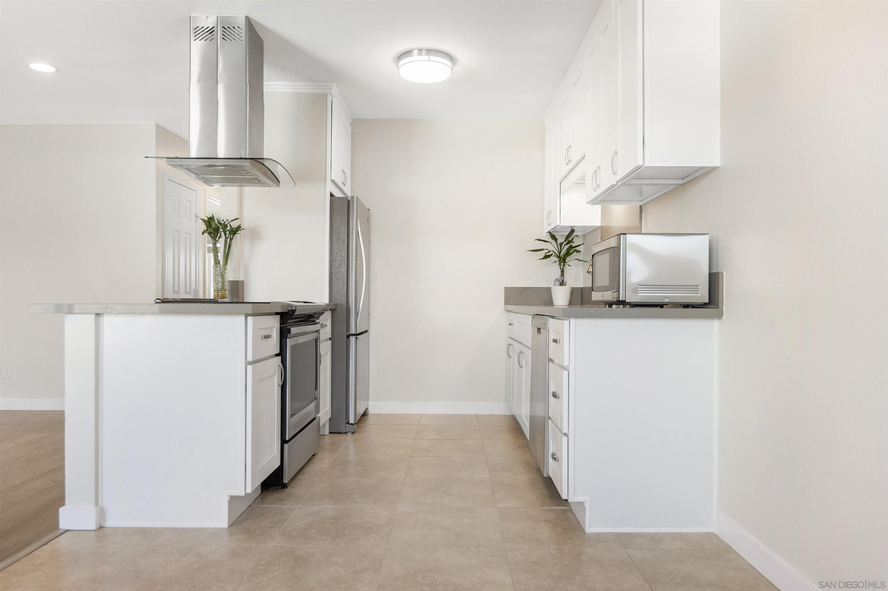 Detail Gallery Image 3 of 11 For 9504  Carroll Canyon Rd  #202,  San Diego,  CA 92126 - 2 Beds | 1 Baths