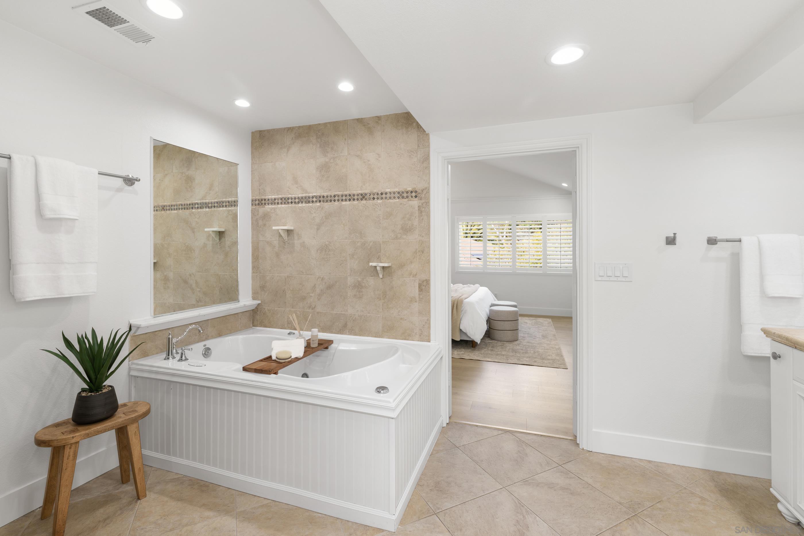 Detail Gallery Image 31 of 57 For 2518  Caminito La Paz, La Jolla,  CA 92037 - 4 Beds | 4/1 Baths