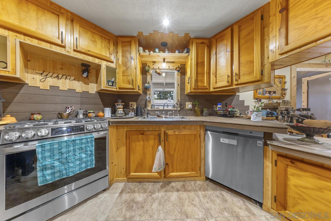 Detail Gallery Image 11 of 41 For 1380  Oak Hill Dr  Spc 42, Escondido,  CA 92026 - 3 Beds | 3 Baths