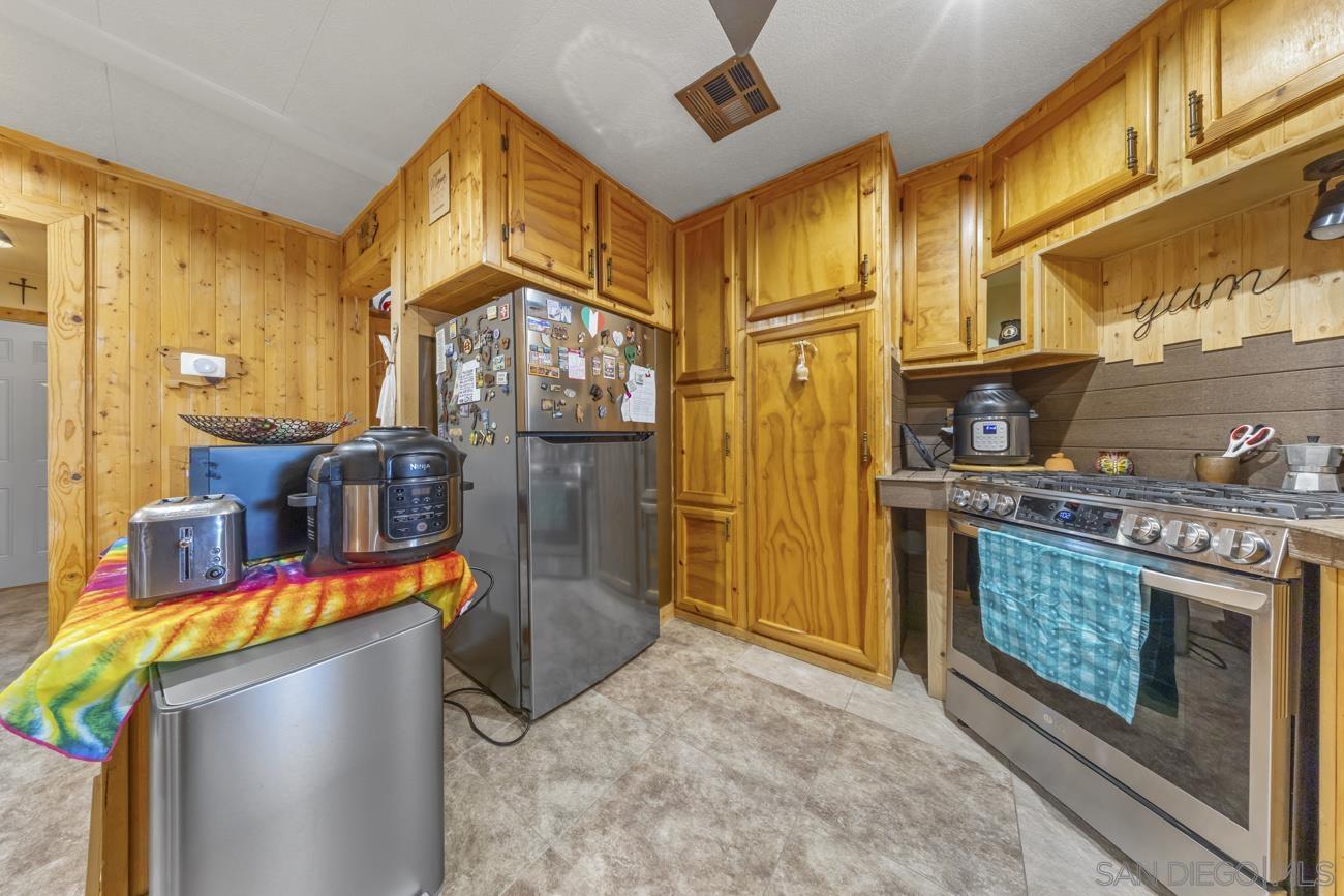 Detail Gallery Image 12 of 41 For 1380  Oak Hill Dr  Spc 42, Escondido,  CA 92026 - 3 Beds | 3 Baths