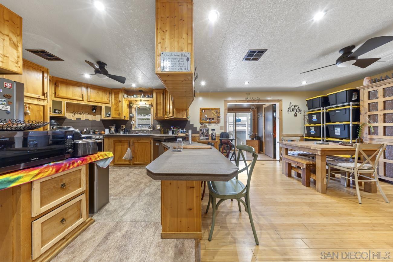 Detail Gallery Image 10 of 41 For 1380  Oak Hill Dr  Spc 42, Escondido,  CA 92026 - 3 Beds | 3 Baths