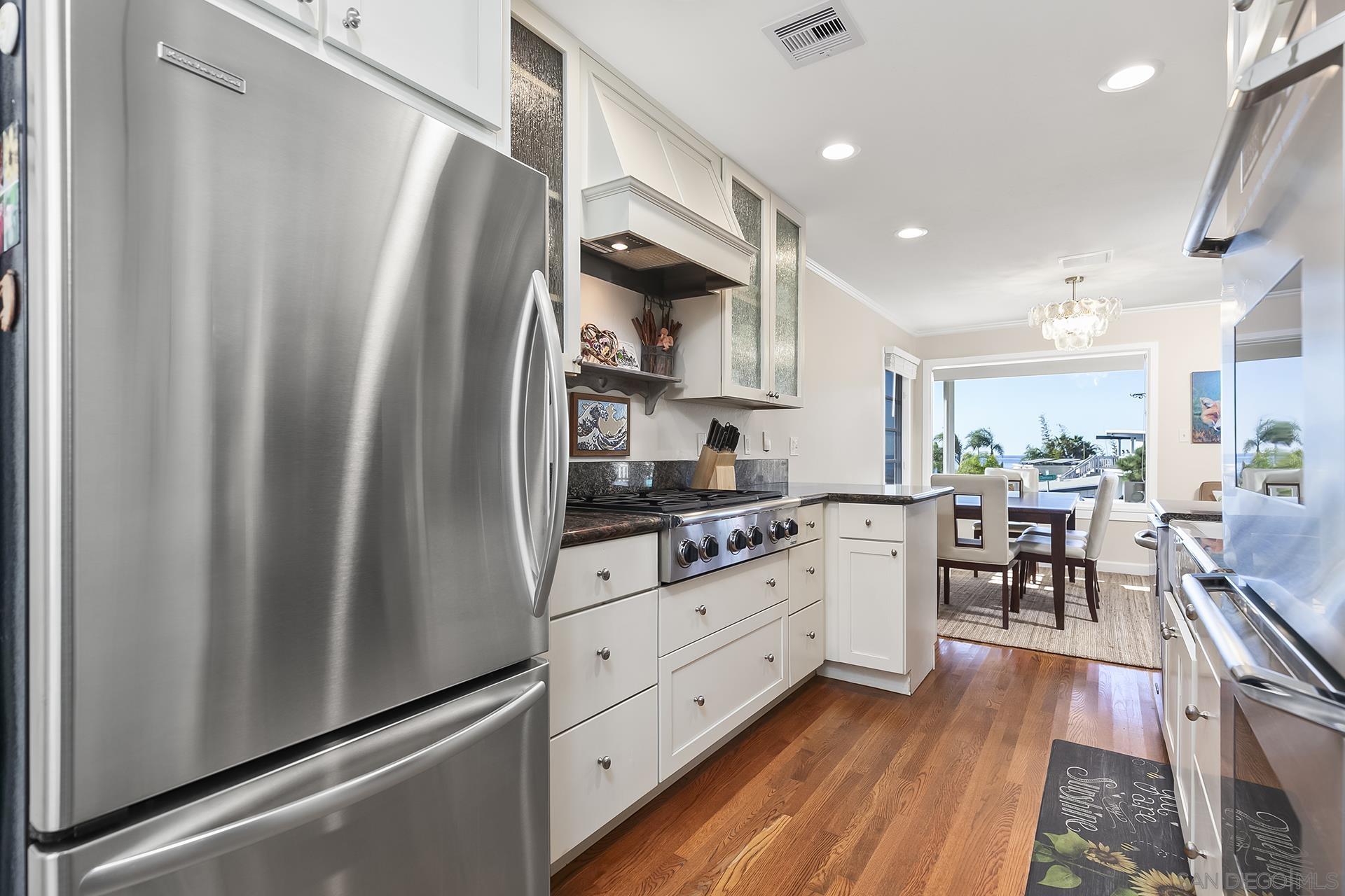 Detail Gallery Image 6 of 31 For 5741  Chelsea Ave, La Jolla,  CA 92037 - 3 Beds | 2 Baths