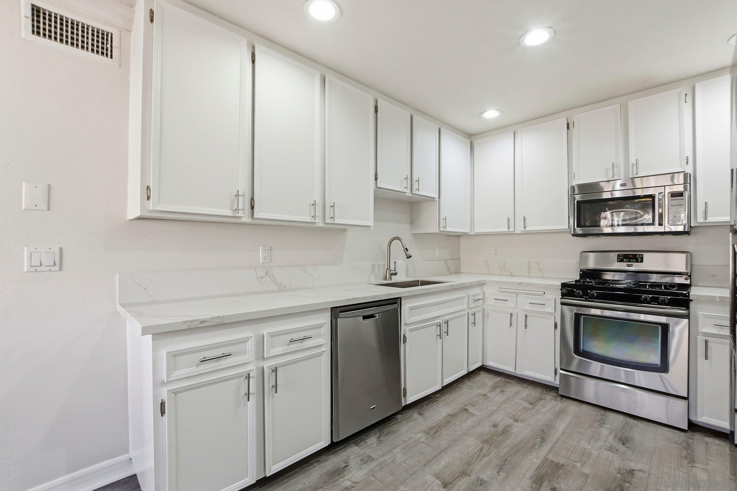 Detail Gallery Image 7 of 27 For 10794  Jeanne Ter  #E,  Santee,  CA 92071 - 2 Beds | 2/1 Baths