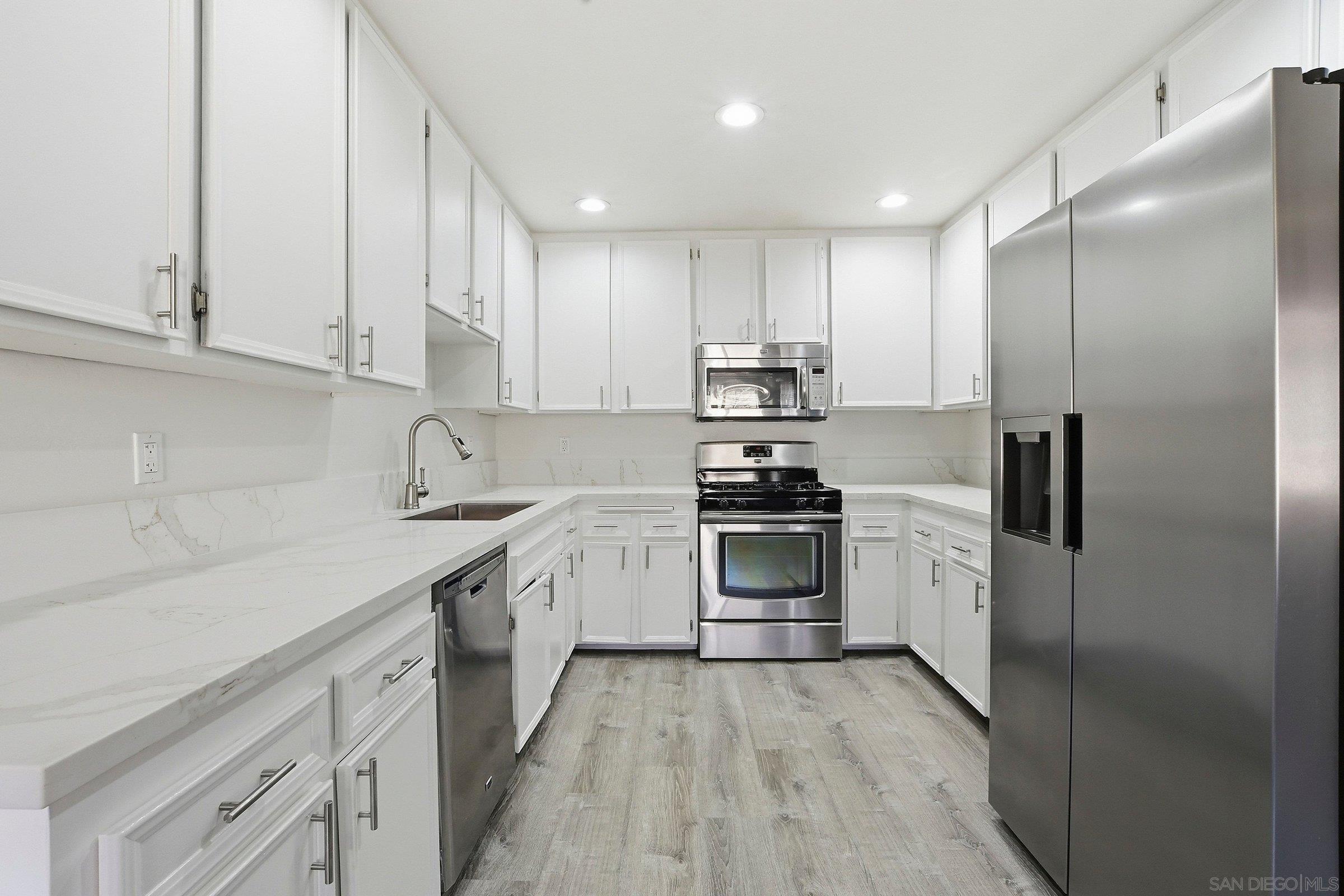 Detail Gallery Image 8 of 27 For 10794  Jeanne Ter  #E,  Santee,  CA 92071 - 2 Beds | 2/1 Baths