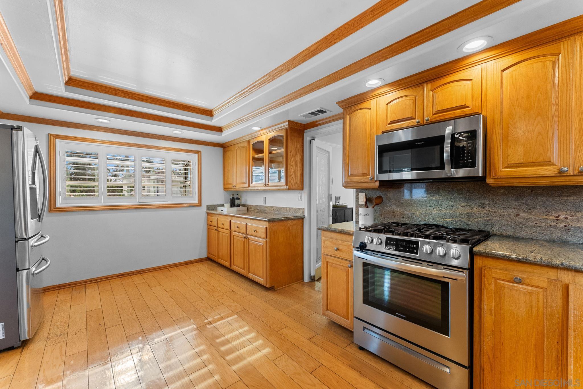 Detail Gallery Image 12 of 31 For 4540 E Talmadge Drive, San Diego,  CA 92116 - 3 Beds | 3 Baths