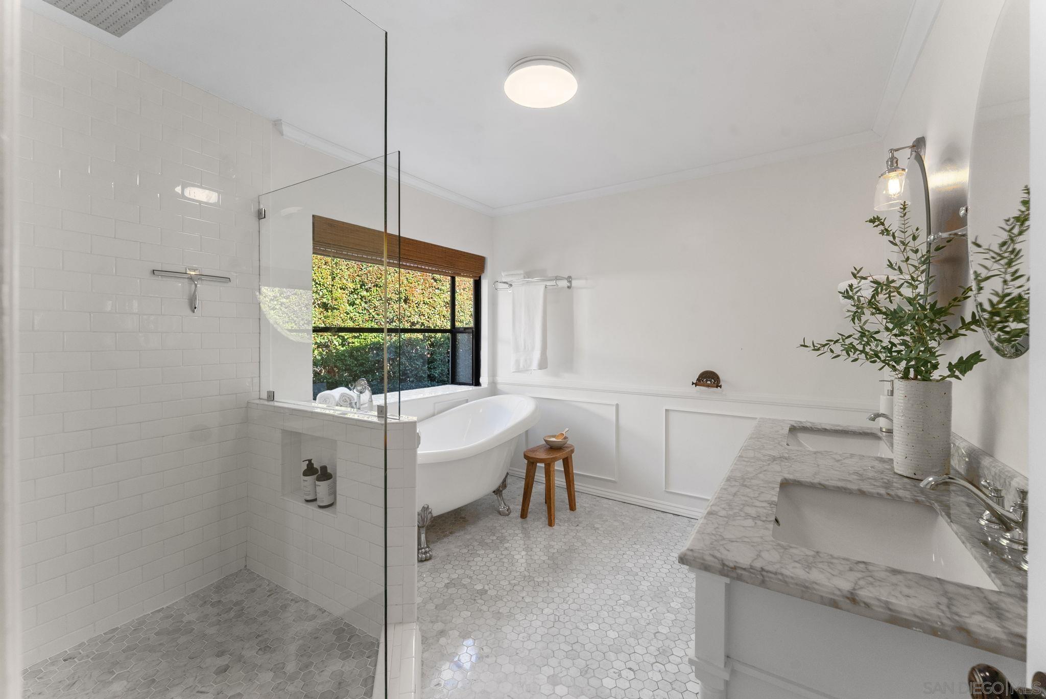 Detail Gallery Image 17 of 31 For 4540 E Talmadge Drive, San Diego,  CA 92116 - 3 Beds | 3 Baths