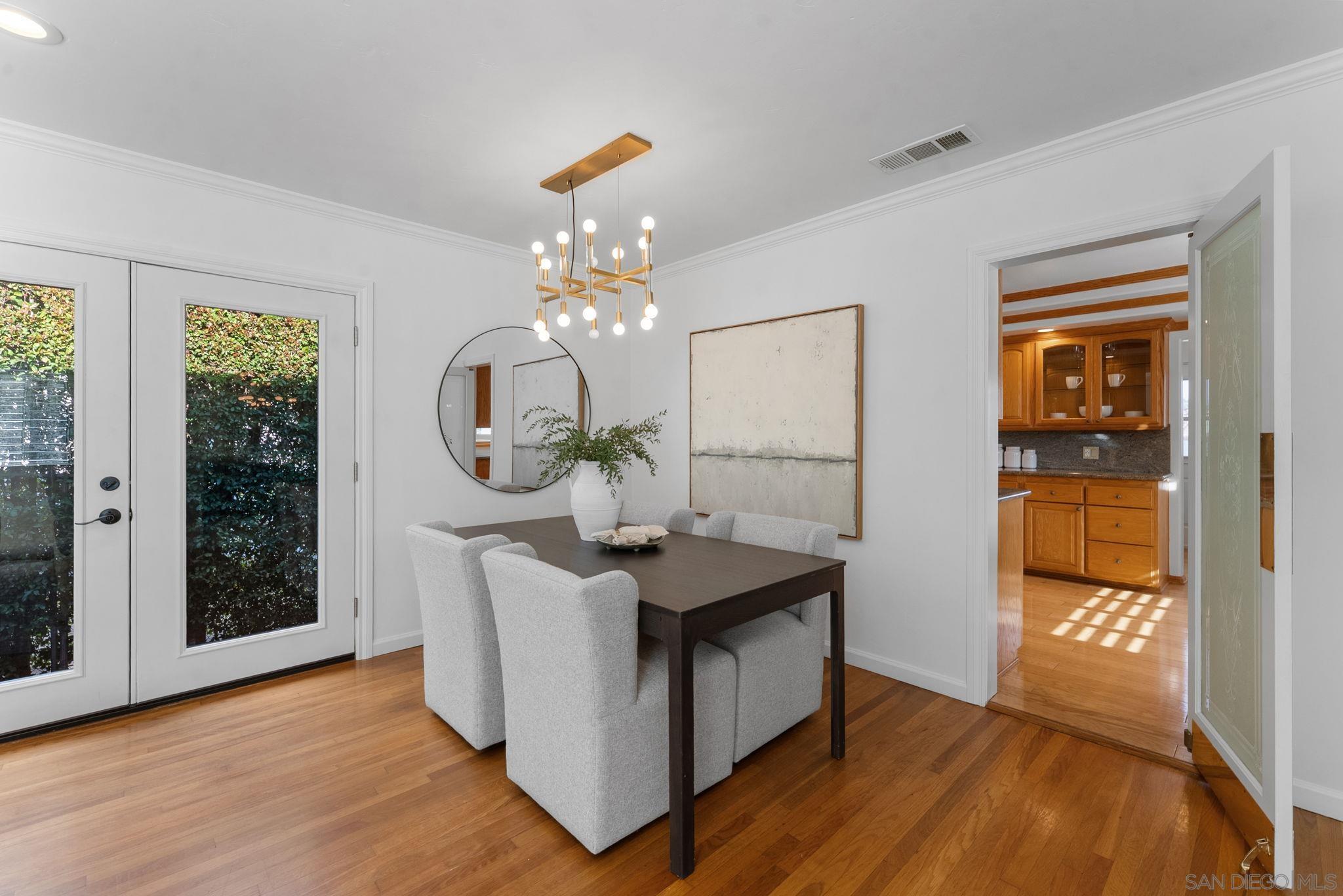 Detail Gallery Image 9 of 31 For 4540 E Talmadge Drive, San Diego,  CA 92116 - 3 Beds | 3 Baths