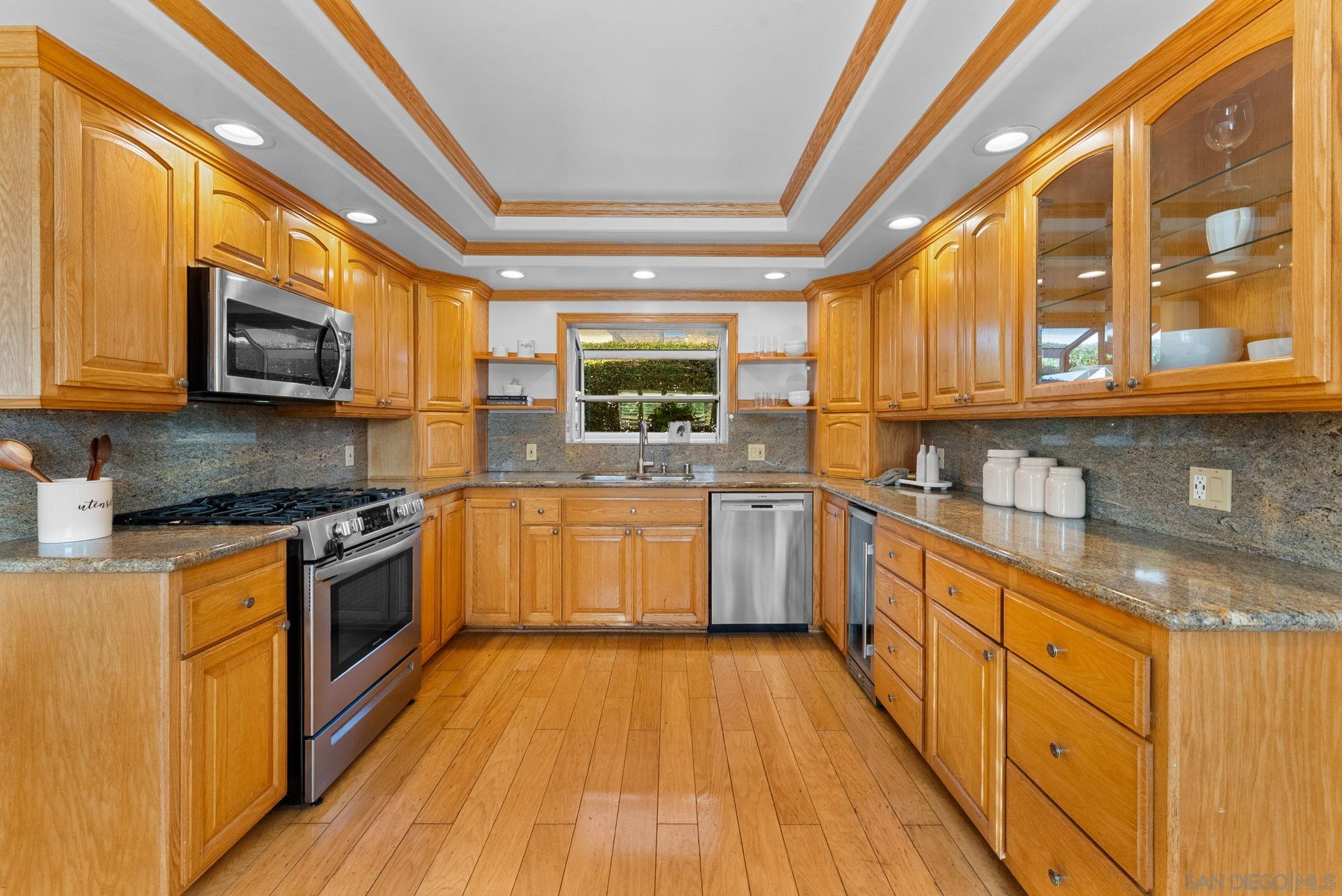 Detail Gallery Image 10 of 31 For 4540 E Talmadge Drive, San Diego,  CA 92116 - 3 Beds | 3 Baths