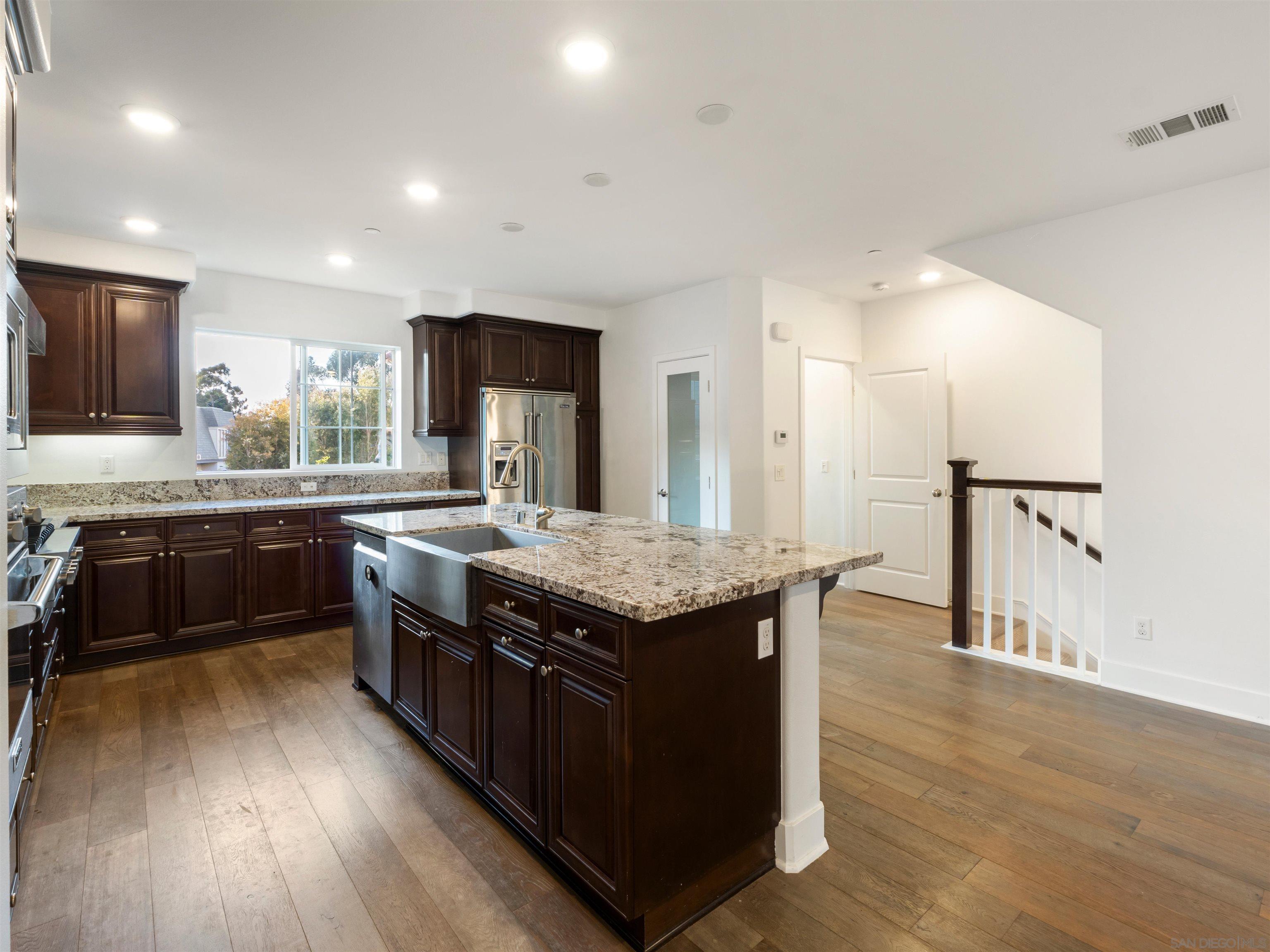 Detail Gallery Image 7 of 24 For 2400  Torrey Pines Rd  #112,  La Jolla,  CA 92037 - 5 Beds | 4 Baths