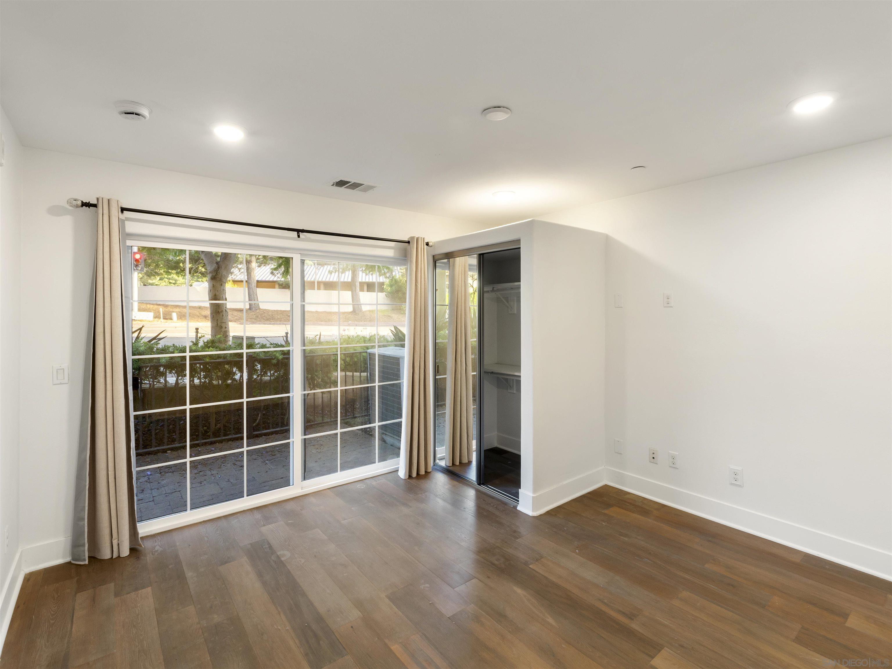 Detail Gallery Image 8 of 24 For 2400  Torrey Pines Rd  #112,  La Jolla,  CA 92037 - 5 Beds | 4 Baths