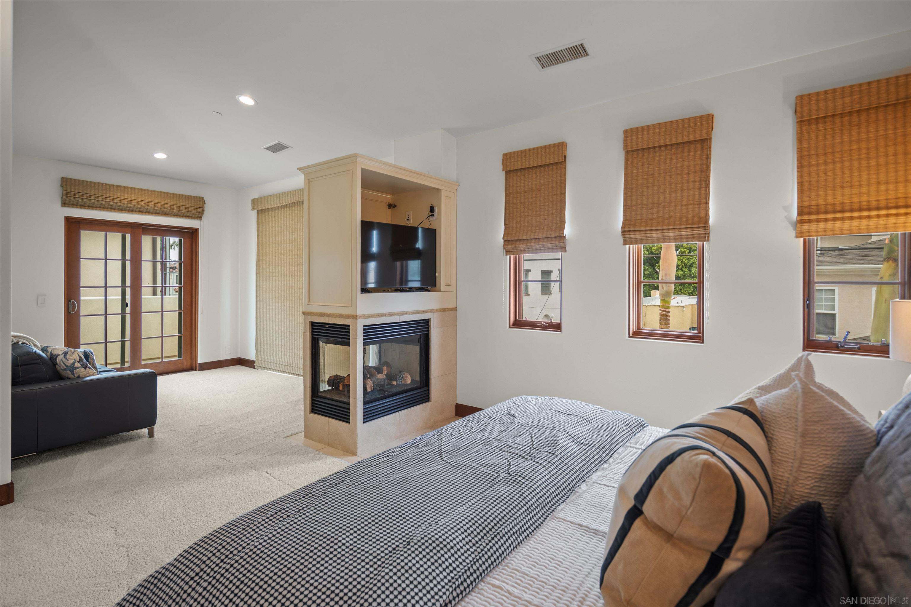 Detail Gallery Image 25 of 40 For 937  F Ave, Coronado,  CA 92118 - 3 Beds | 3/1 Baths