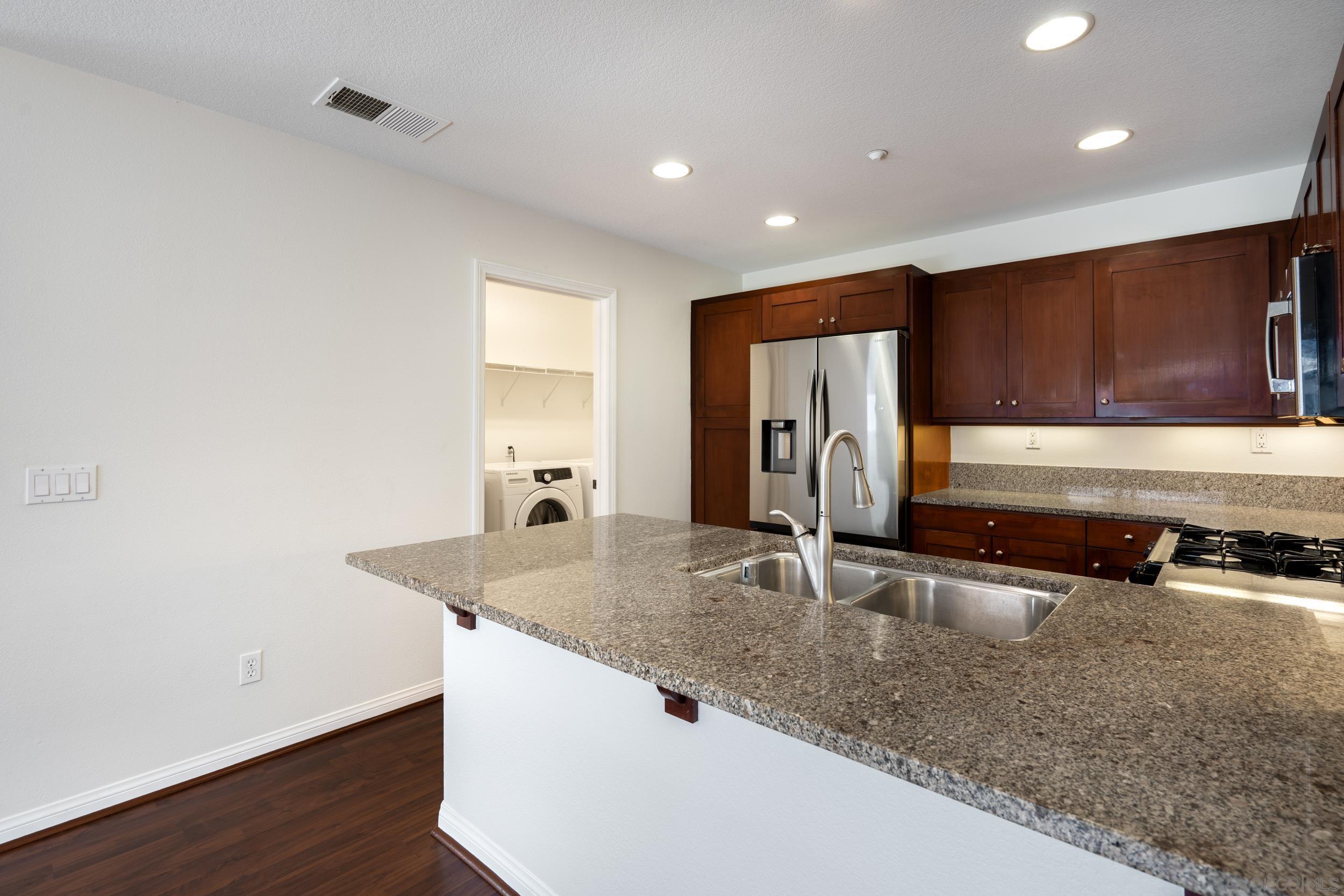 Detail Gallery Image 12 of 35 For 3548  Shoreline Bluff Lane, San Diego,  CA 92110 - 2 Beds | 2/1 Baths