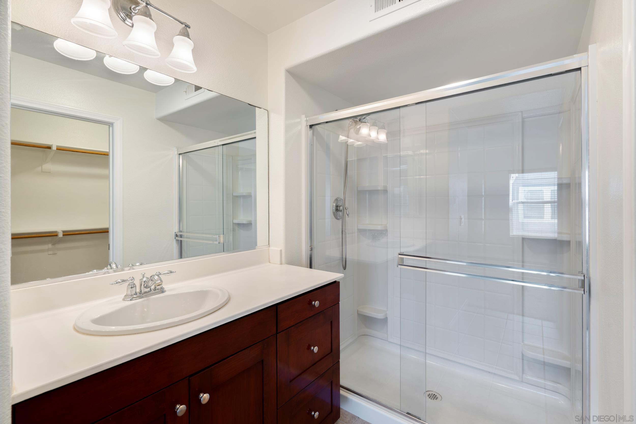 Detail Gallery Image 20 of 35 For 3548  Shoreline Bluff Lane, San Diego,  CA 92110 - 2 Beds | 2/1 Baths