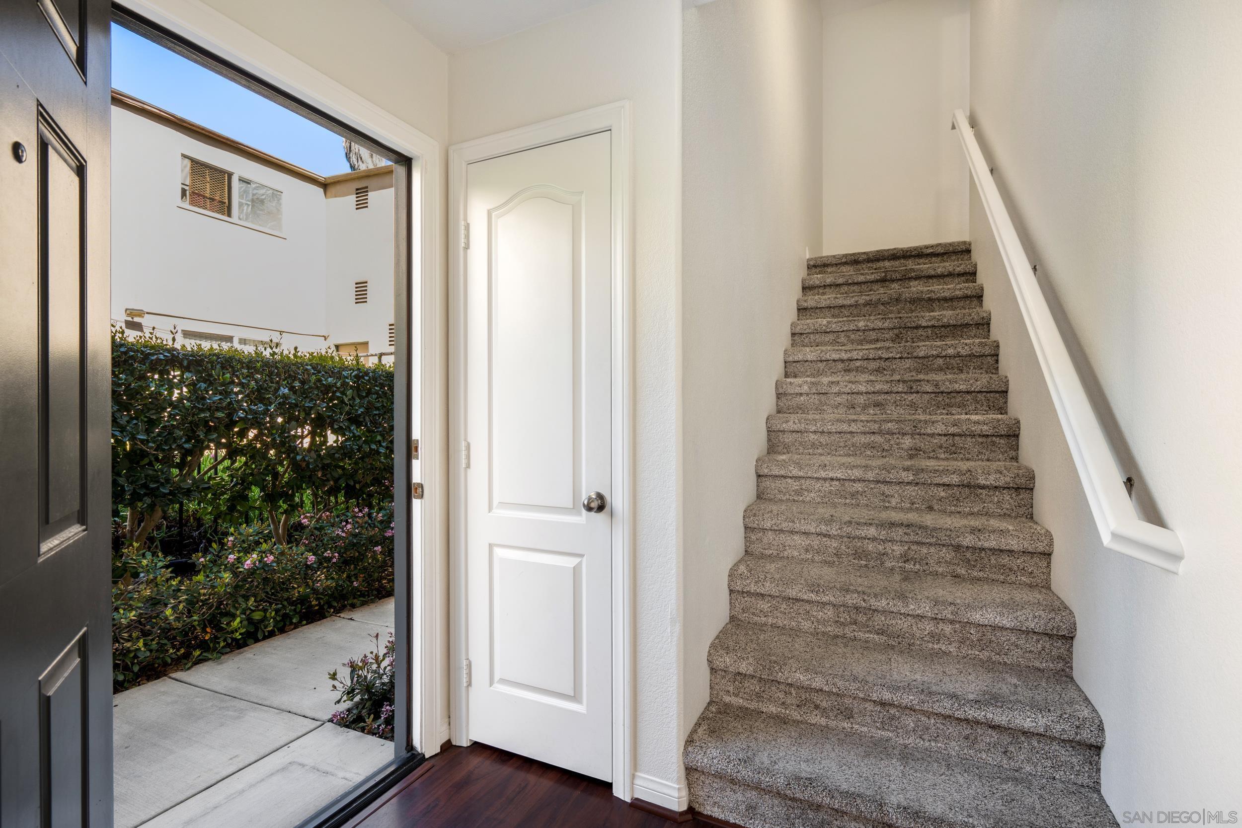 Detail Gallery Image 3 of 35 For 3548  Shoreline Bluff Lane, San Diego,  CA 92110 - 2 Beds | 2/1 Baths