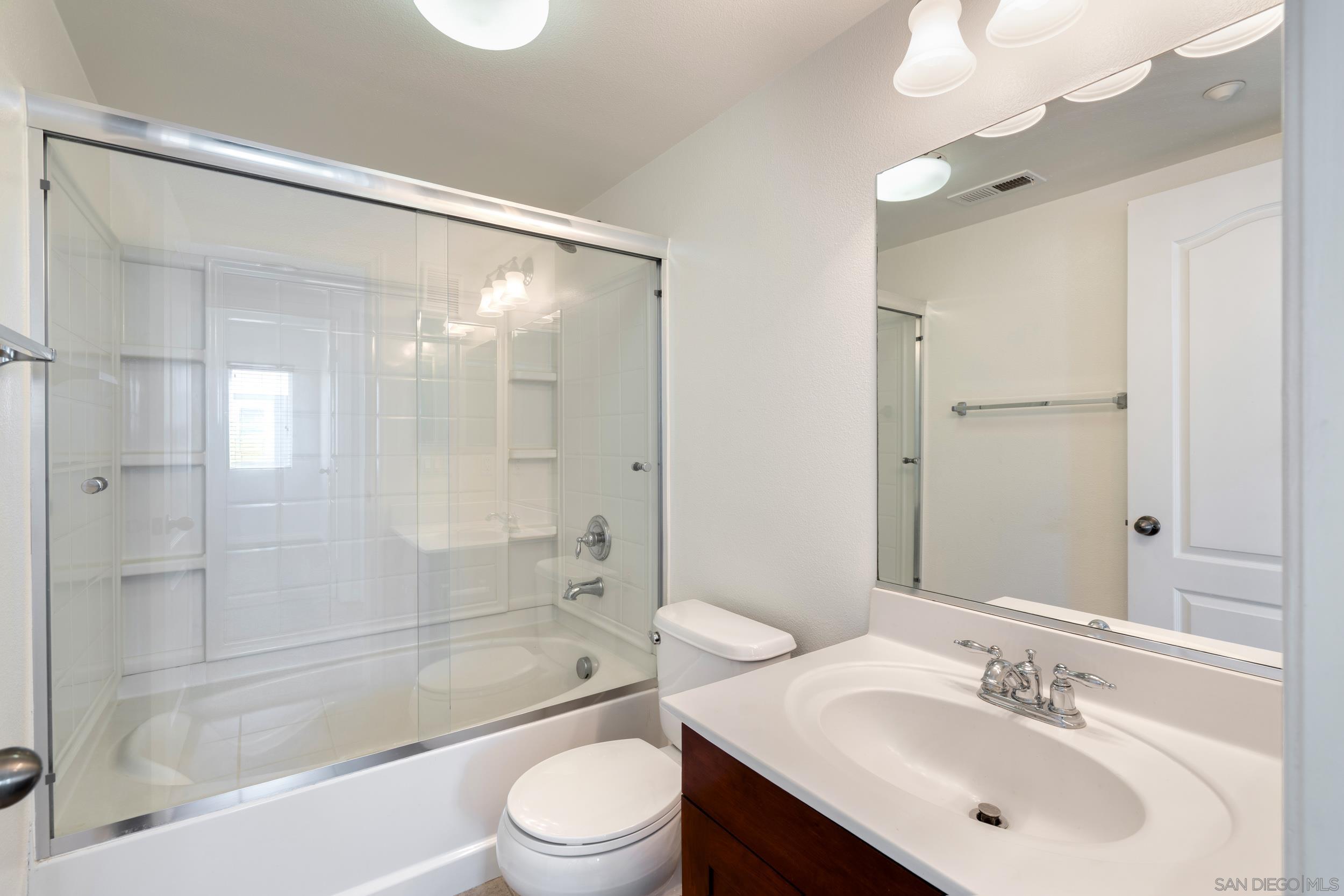 Detail Gallery Image 24 of 35 For 3548  Shoreline Bluff Lane, San Diego,  CA 92110 - 2 Beds | 2/1 Baths