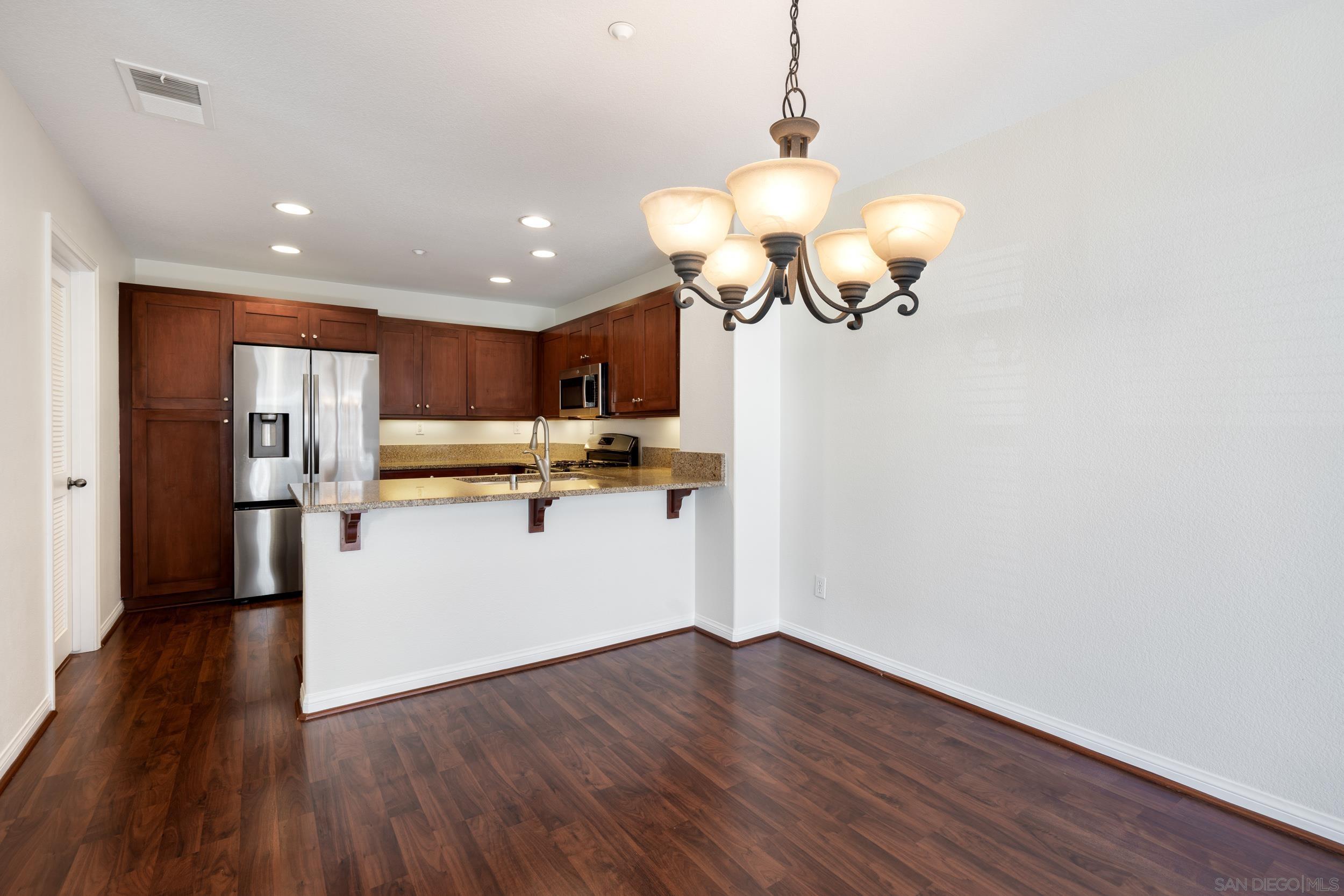 Detail Gallery Image 7 of 35 For 3548  Shoreline Bluff Lane, San Diego,  CA 92110 - 2 Beds | 2/1 Baths