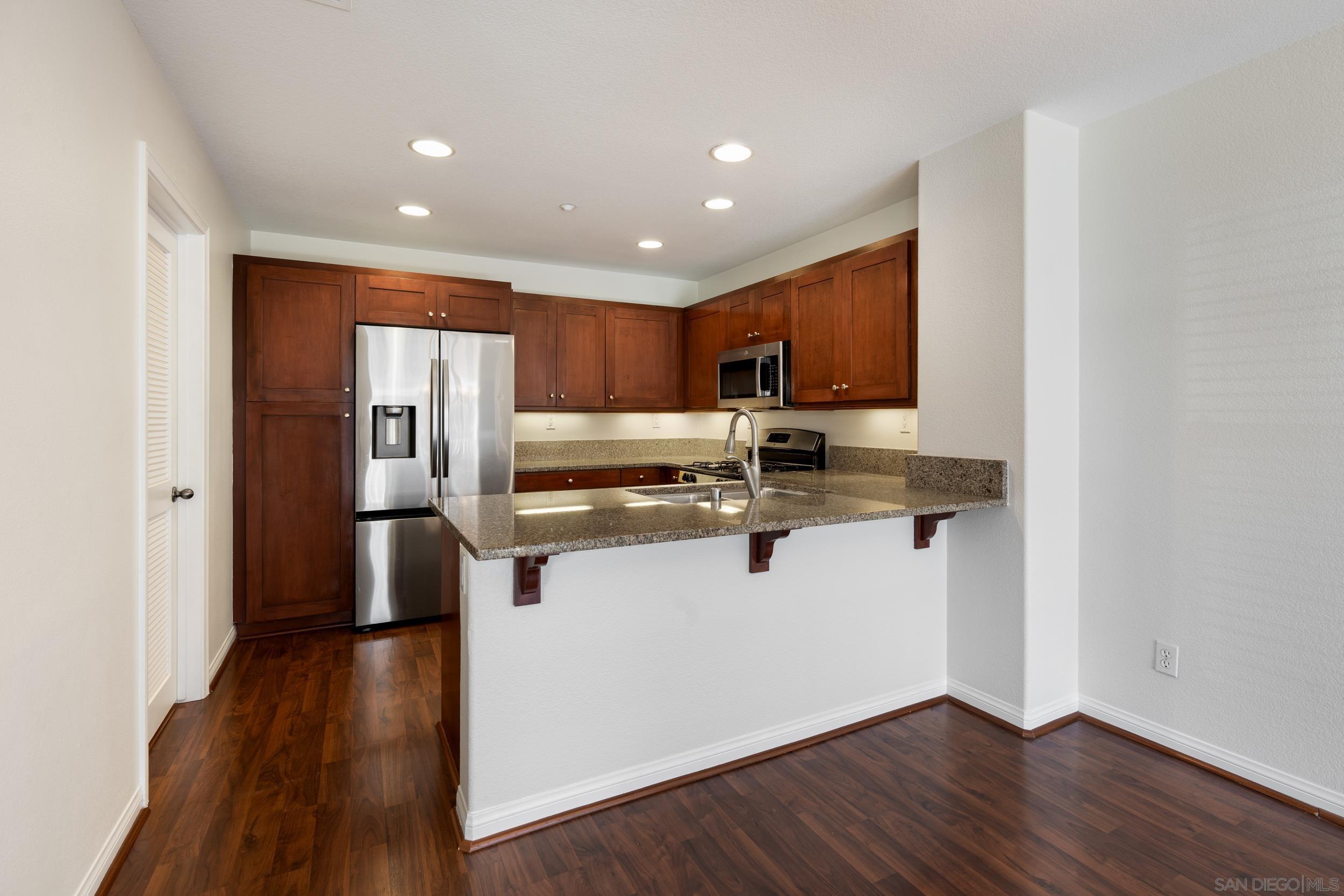 Detail Gallery Image 8 of 35 For 3548  Shoreline Bluff Lane, San Diego,  CA 92110 - 2 Beds | 2/1 Baths