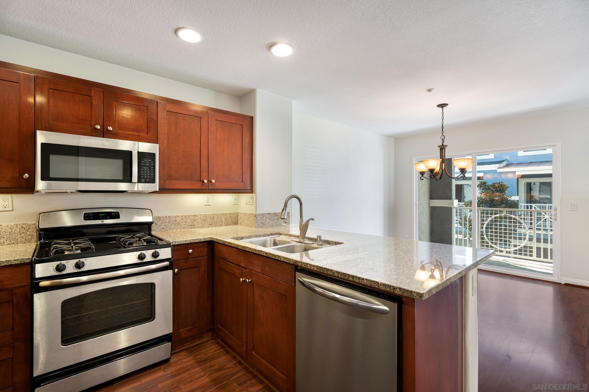 Detail Gallery Image 9 of 35 For 3548  Shoreline Bluff Lane, San Diego,  CA 92110 - 2 Beds | 2/1 Baths