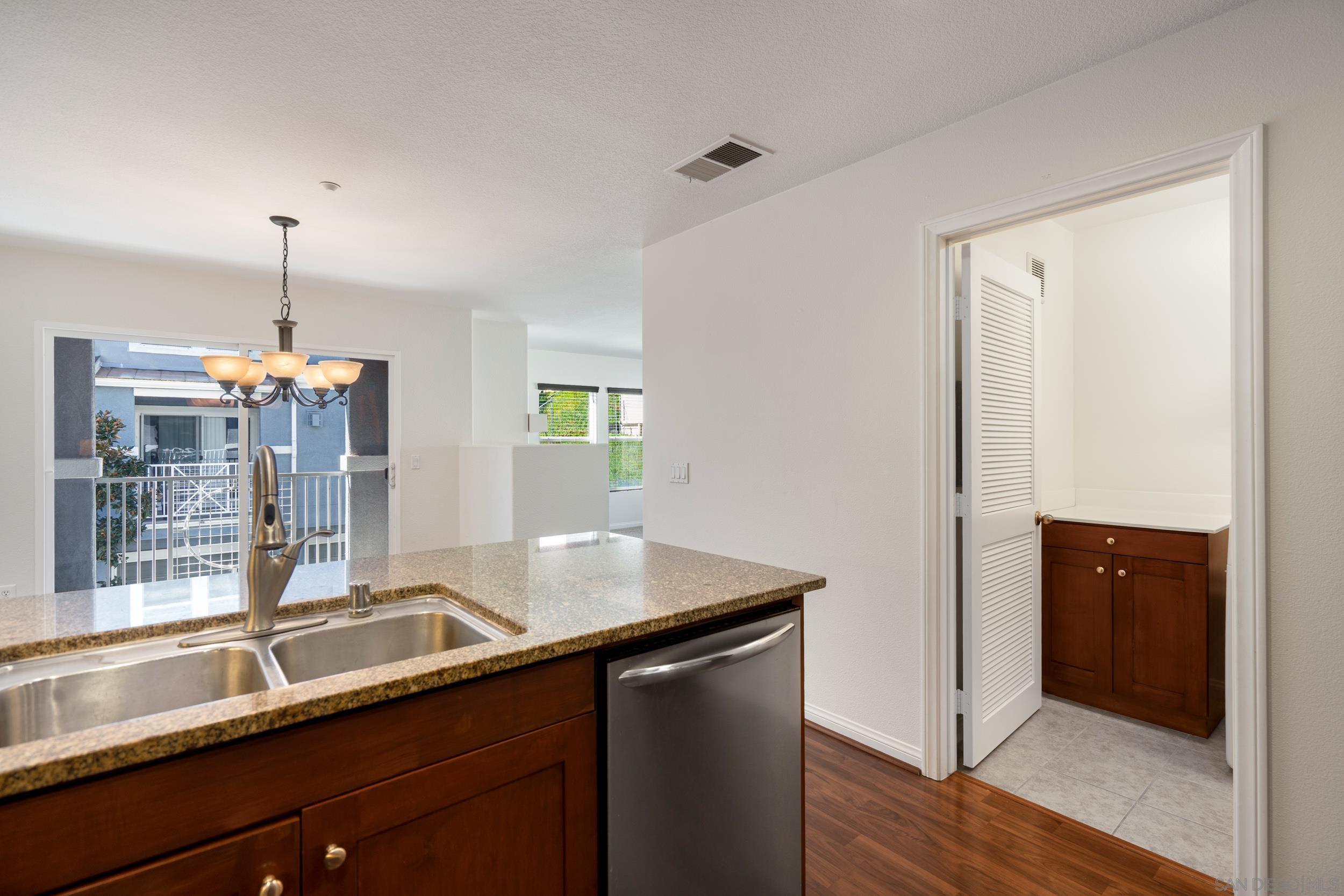 Detail Gallery Image 10 of 35 For 3548  Shoreline Bluff Lane, San Diego,  CA 92110 - 2 Beds | 2/1 Baths