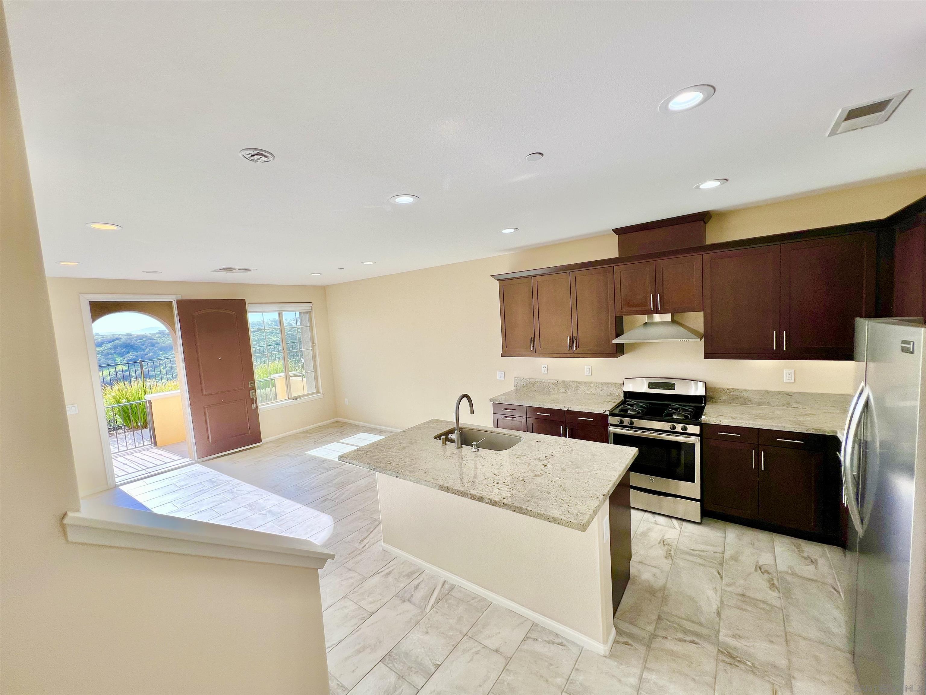 Detail Gallery Image 7 of 28 For 1775  Saltaire Pl  #34,  San Diego,  CA 92154 - 3 Beds | 2/1 Baths