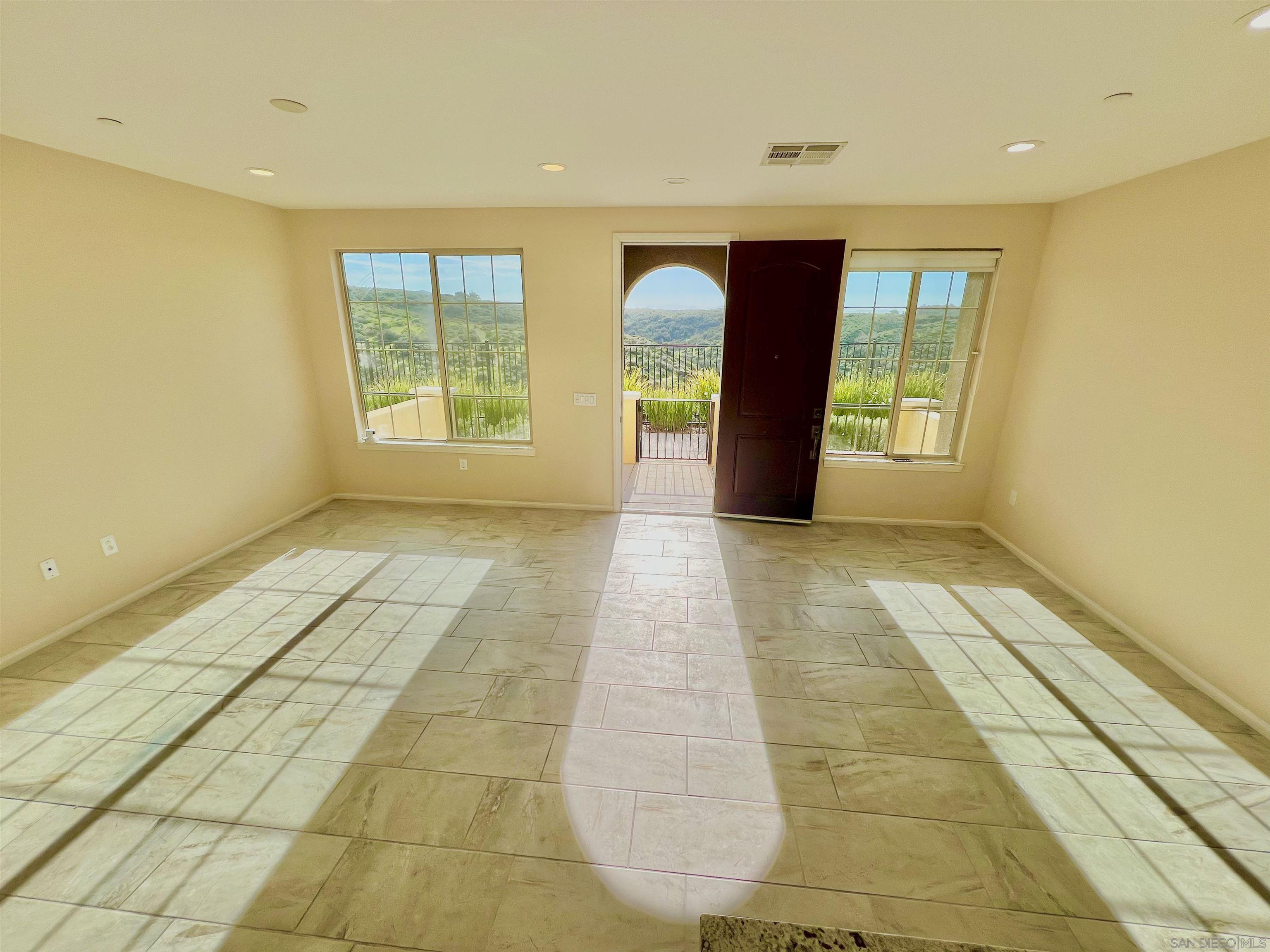 Detail Gallery Image 10 of 28 For 1775  Saltaire Pl  #34,  San Diego,  CA 92154 - 3 Beds | 2/1 Baths