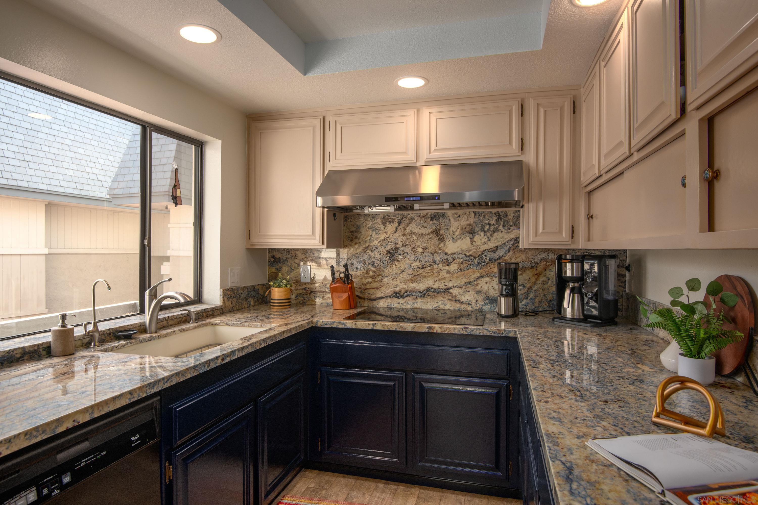 Detail Gallery Image 12 of 45 For 7975  Caminito Del Cid, La Jolla,  CA 92037 - 3 Beds | 3 Baths