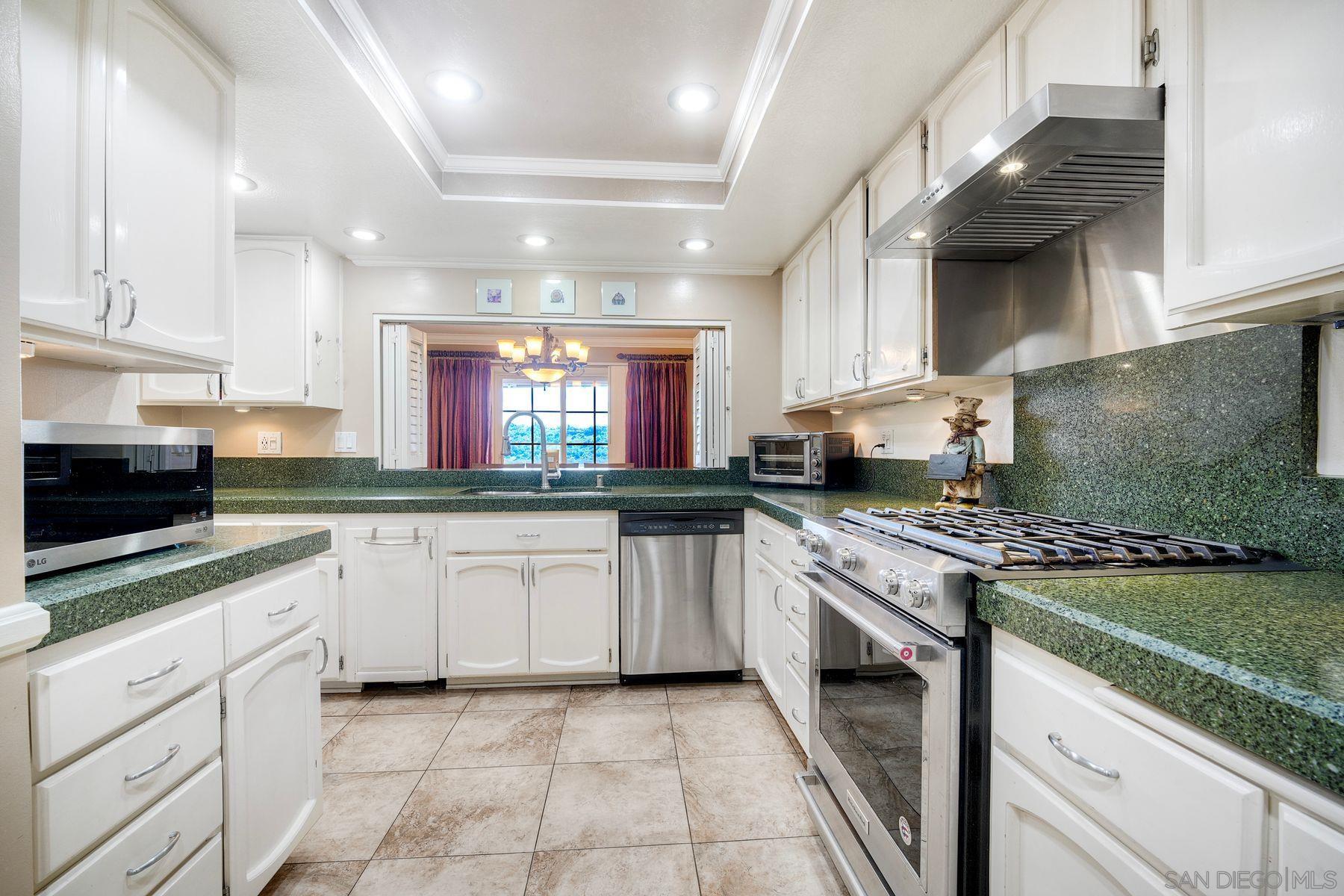 Detail Gallery Image 10 of 65 For 629  Concerto Gln, Escondido,  CA 92025 - 3 Beds | 2/1 Baths