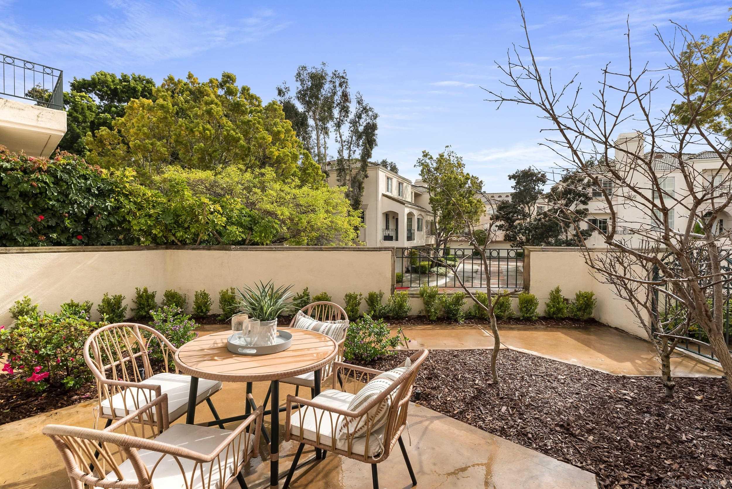 Detail Gallery Image 3 of 40 For 5123  Renaissance Ave  #C,  San Diego,  CA 92122 - 2 Beds | 2/1 Baths