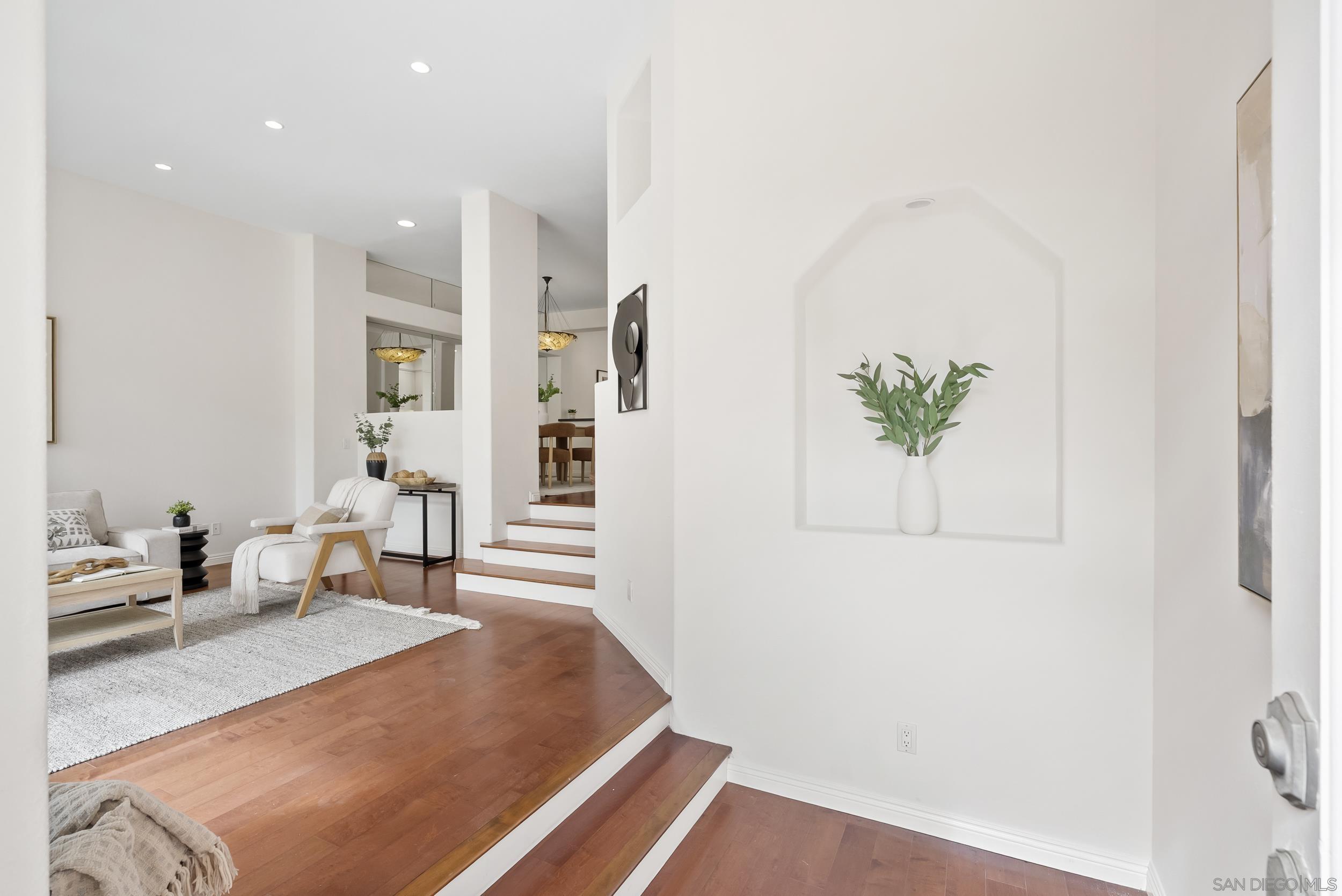 Detail Gallery Image 7 of 40 For 5123  Renaissance Ave  #C,  San Diego,  CA 92122 - 2 Beds | 2/1 Baths