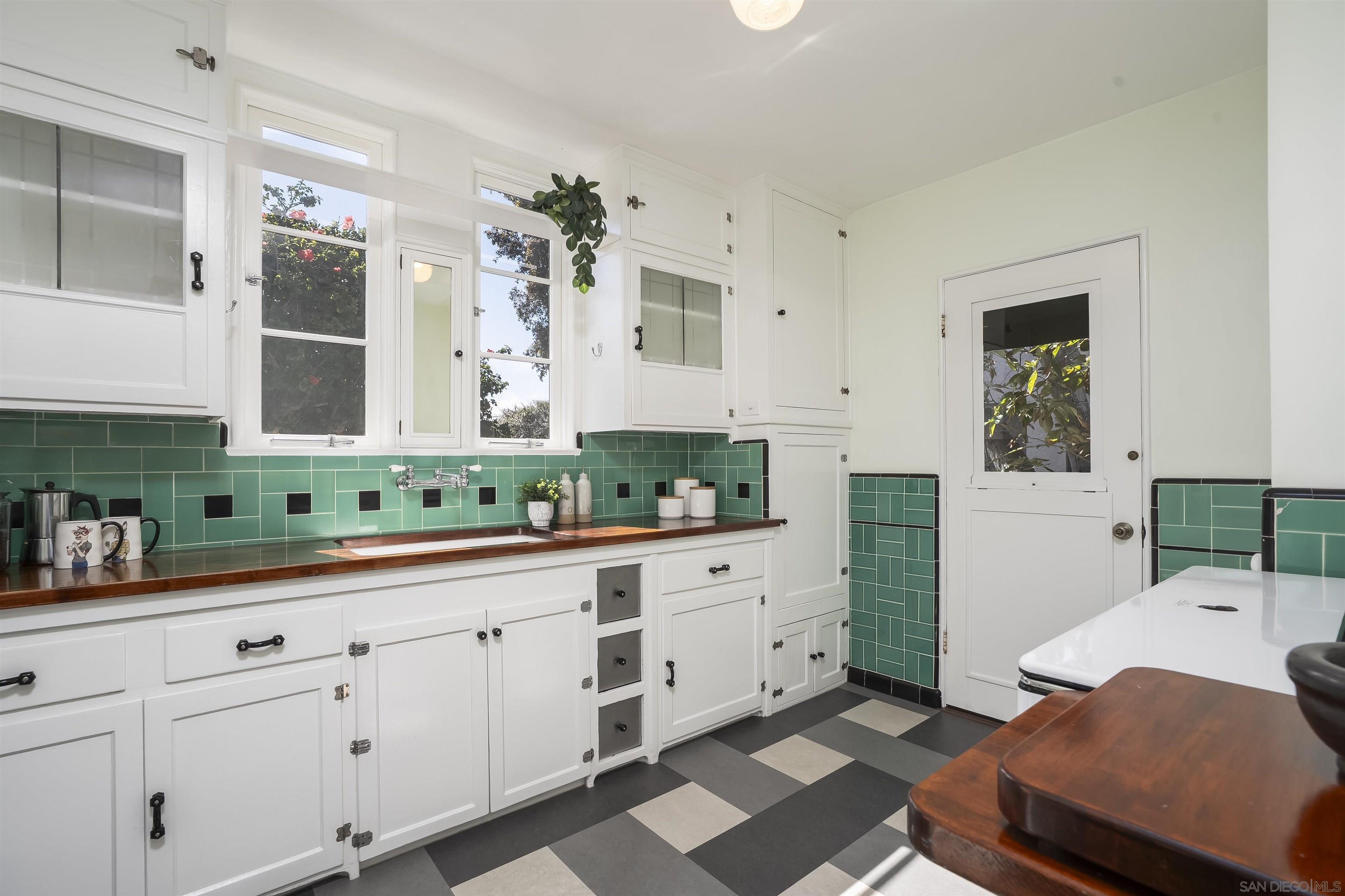 Detail Gallery Image 27 of 58 For 3714  Nimitz Blvd., San Diego,  CA 92107 - 2 Beds | 1/1 Baths