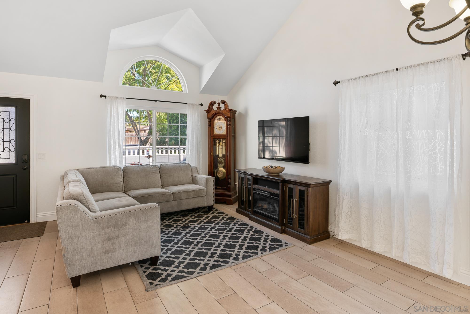 Detail Gallery Image 11 of 49 For 14192  Chicarita Creek Rd, San Diego,  CA 92128 - 4 Beds | 2/1 Baths