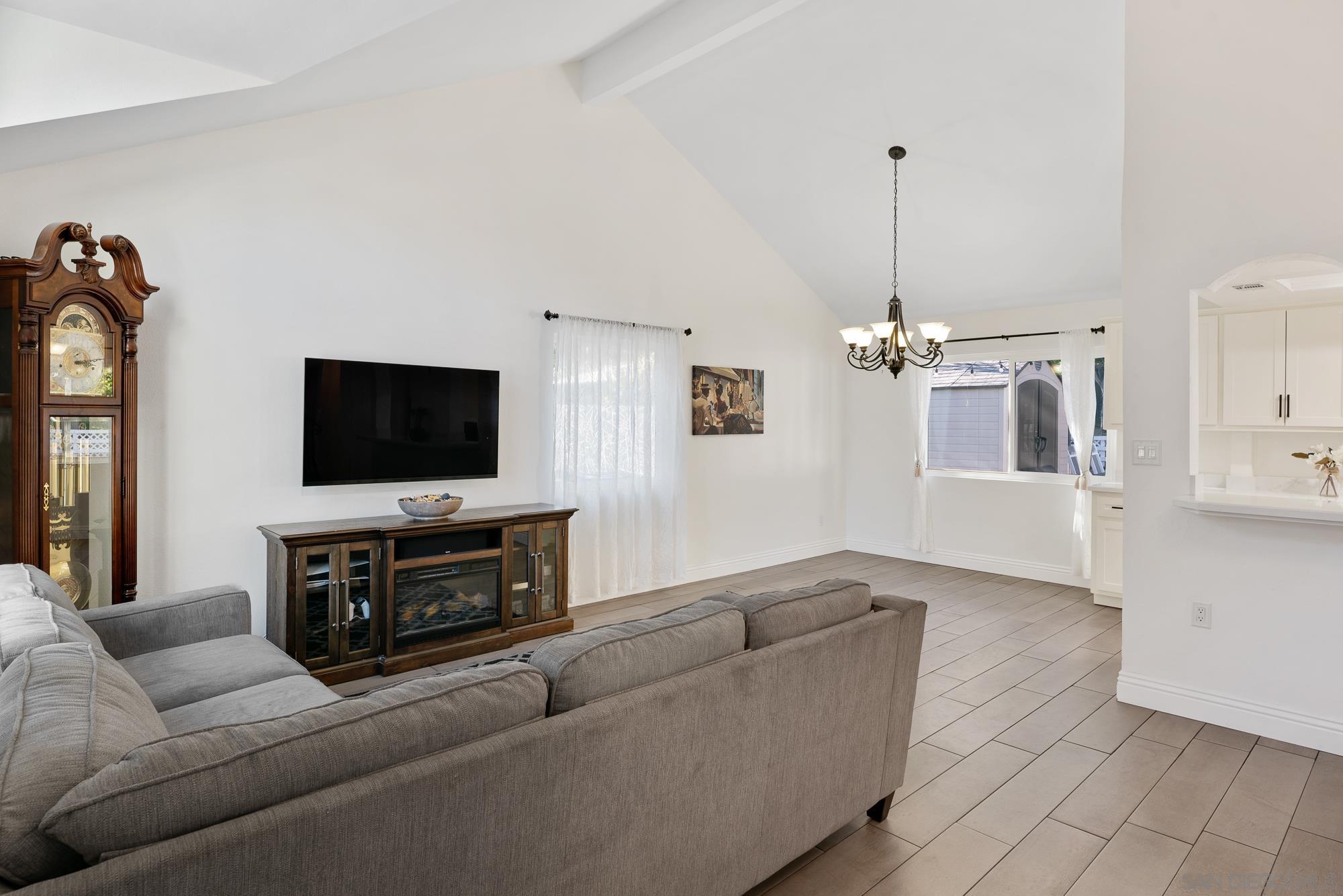 Detail Gallery Image 9 of 49 For 14192  Chicarita Creek Rd, San Diego,  CA 92128 - 4 Beds | 2/1 Baths