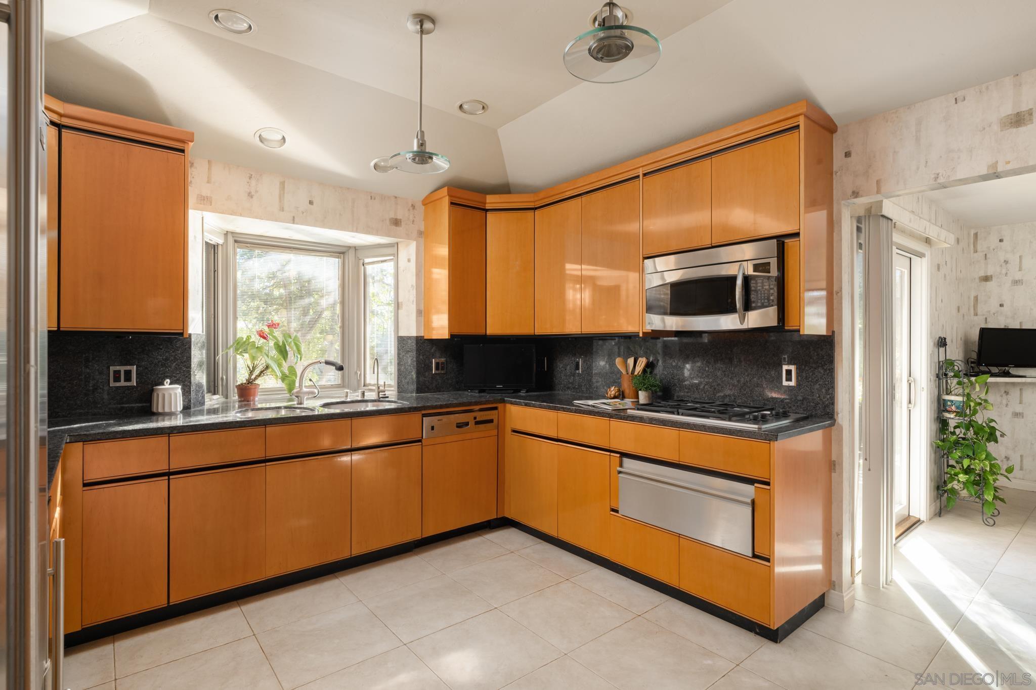 Detail Gallery Image 12 of 42 For 15943  Ranch Hollow Rd, Poway,  CA 92064 - 5 Beds | 4/1 Baths