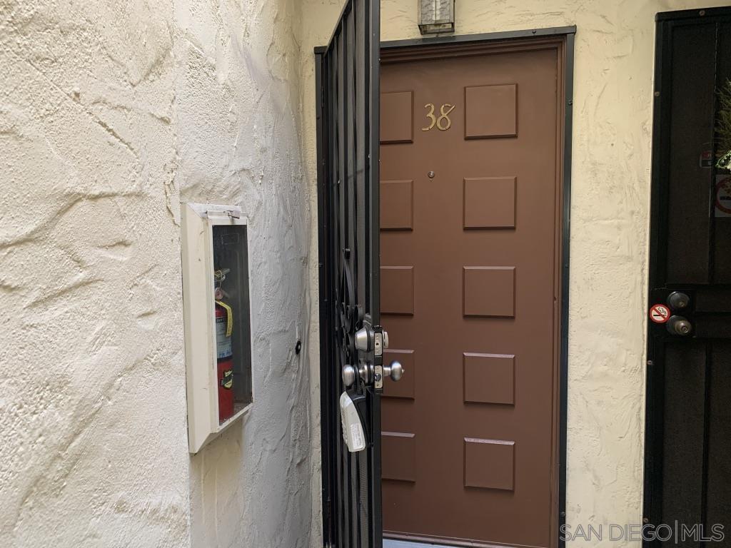 Detail Gallery Image 4 of 31 For 3079  Cowley Way  38, San Diego,  CA 92117 - 2 Beds | 1/1 Baths