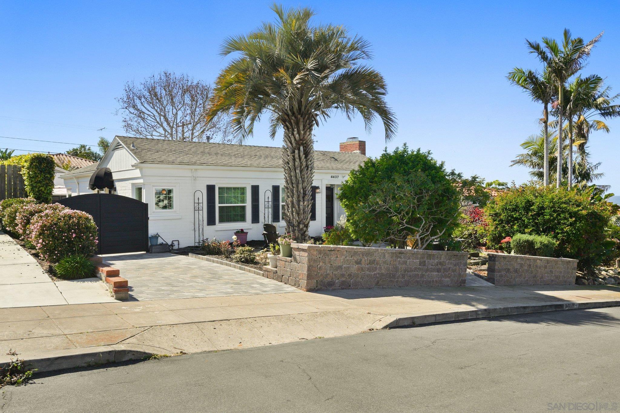 Detail Gallery Image 2 of 35 For 4437  Long Branch Ave, San Diego,  CA 92107 - 2 Beds | 2 Baths