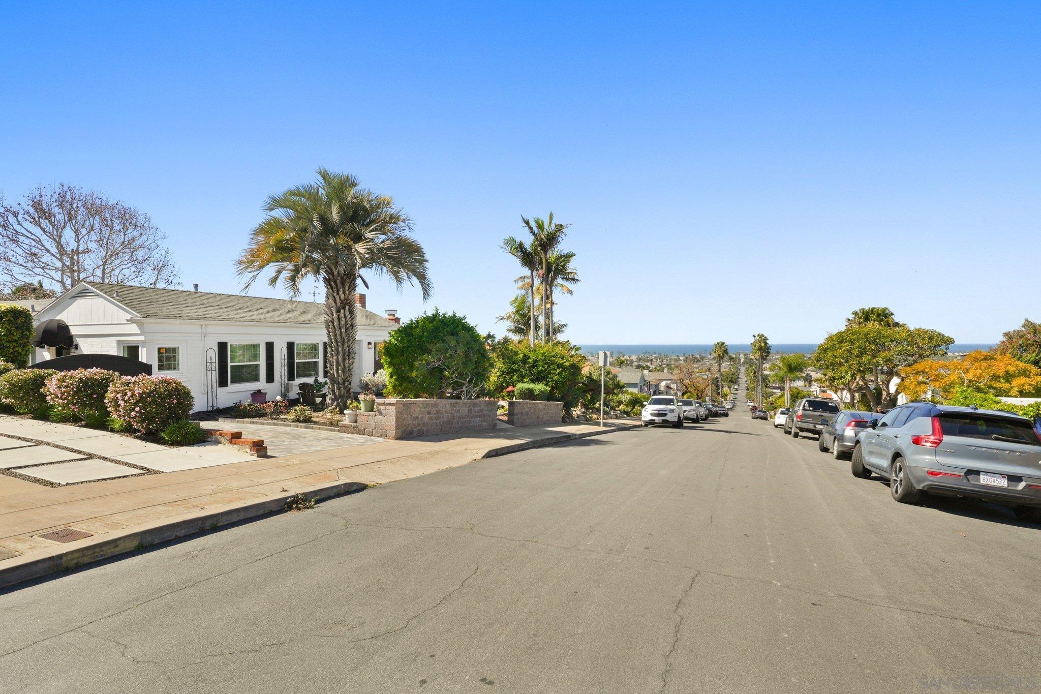 Detail Gallery Image 4 of 35 For 4437  Long Branch Ave, San Diego,  CA 92107 - 2 Beds | 2 Baths