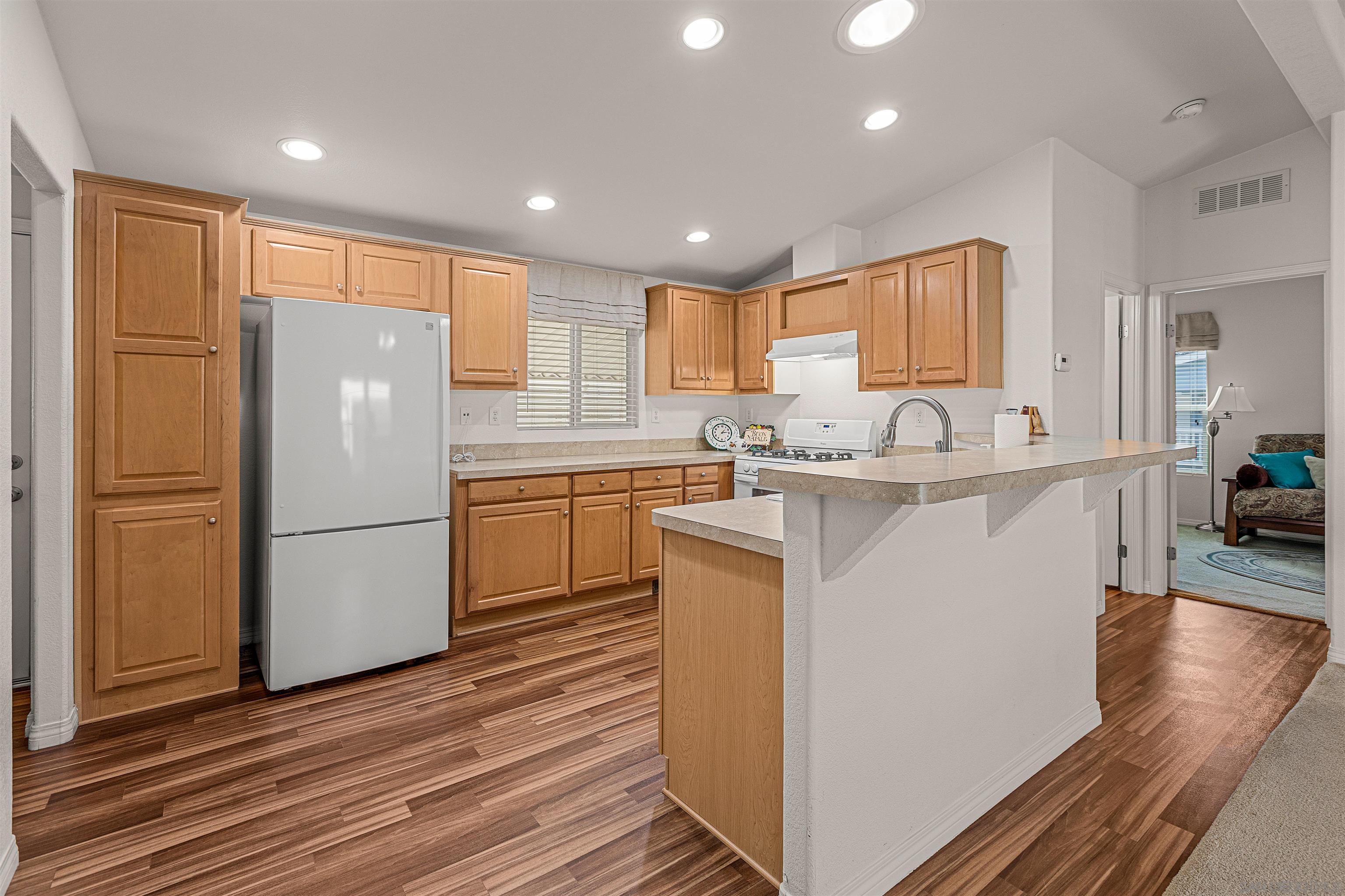Detail Gallery Image 6 of 26 For 14089  Pomegranate Ave  #214,  Poway,  CA 92064 - 2 Beds | 2 Baths