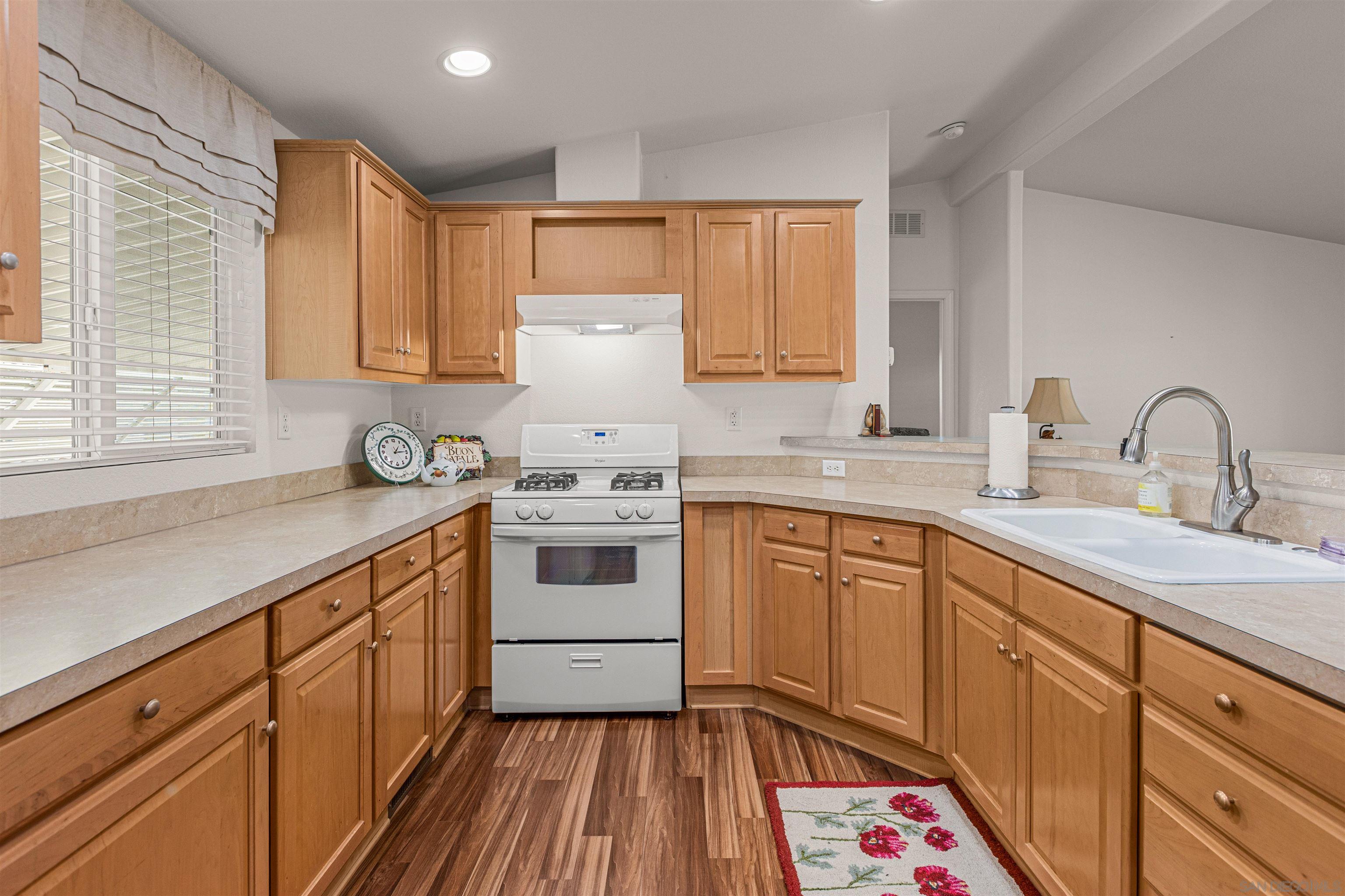 Detail Gallery Image 7 of 26 For 14089  Pomegranate Ave  #214,  Poway,  CA 92064 - 2 Beds | 2 Baths