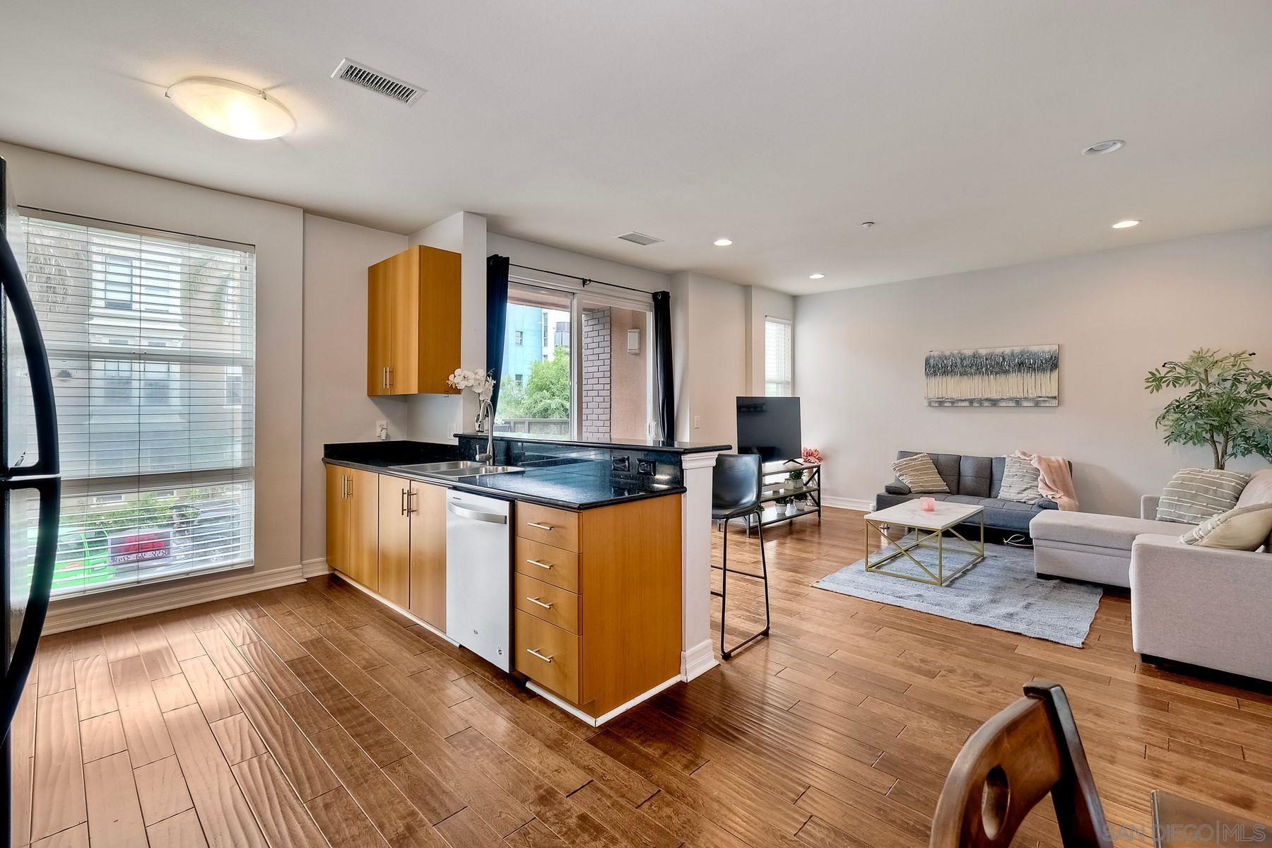 Detail Gallery Image 4 of 23 For 1225  Island Ave  #208,  San Diego,  CA 92101 - 2 Beds | 2 Baths